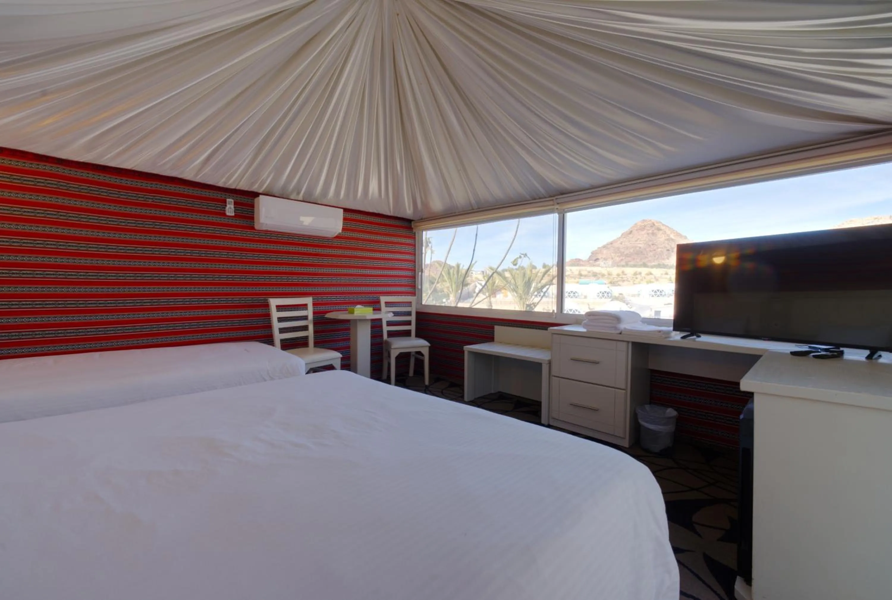 Bedroom, Bed in The Rock Camp Petra