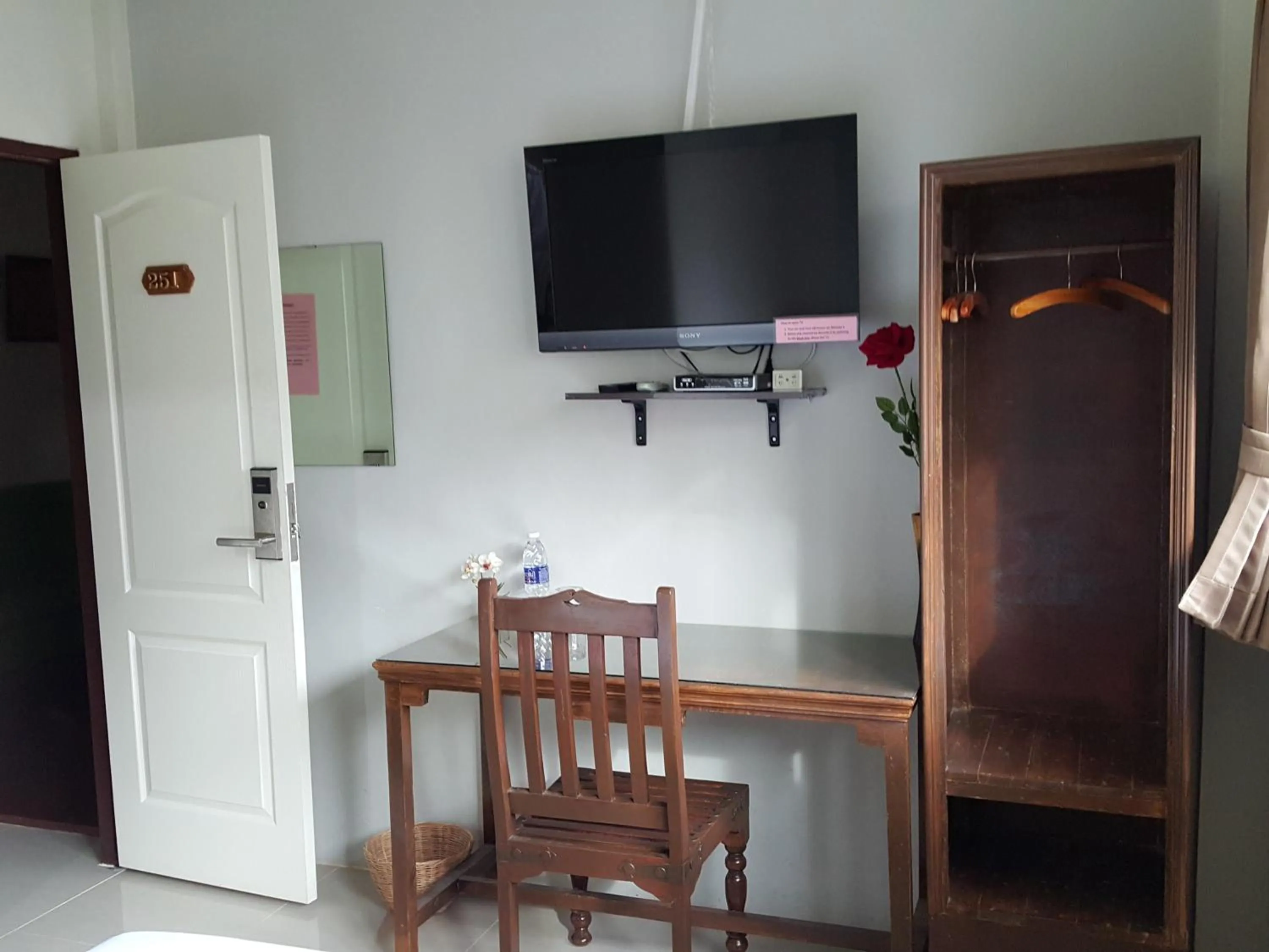 TV and multimedia in Bangkok Check Inn @Chareon Krung