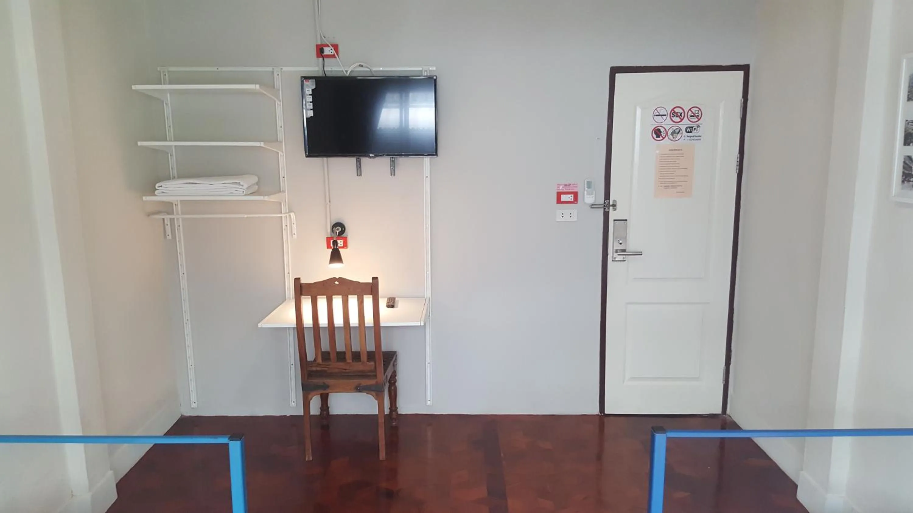 TV and multimedia in Bangkok Check Inn @Chareon Krung