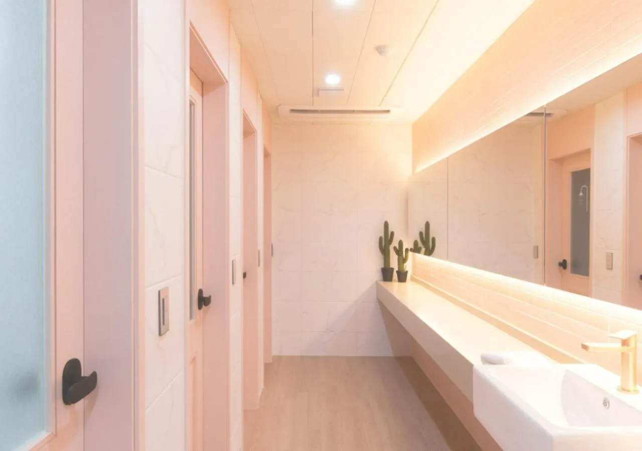 Toilet in Brosis Hotel