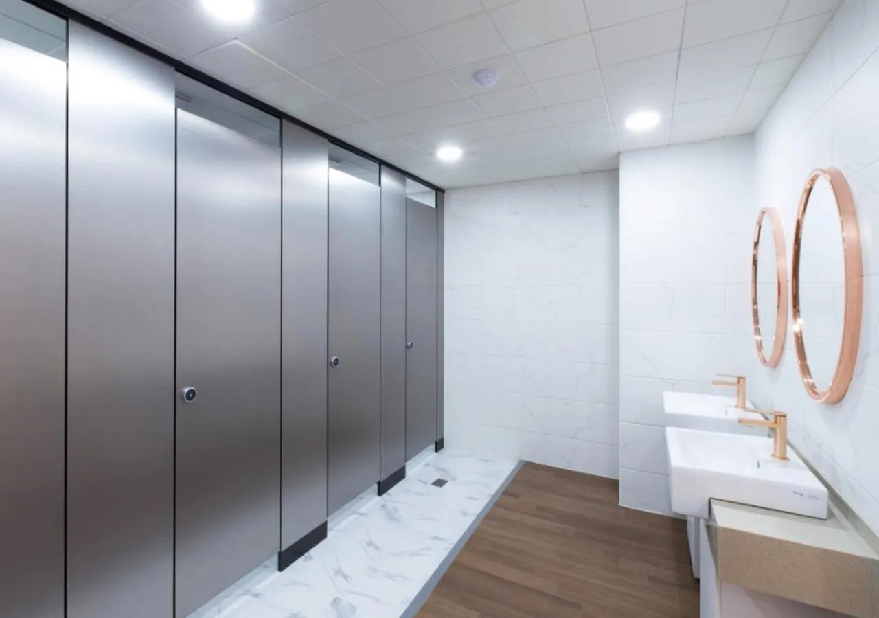 Toilet in Brosis Hotel