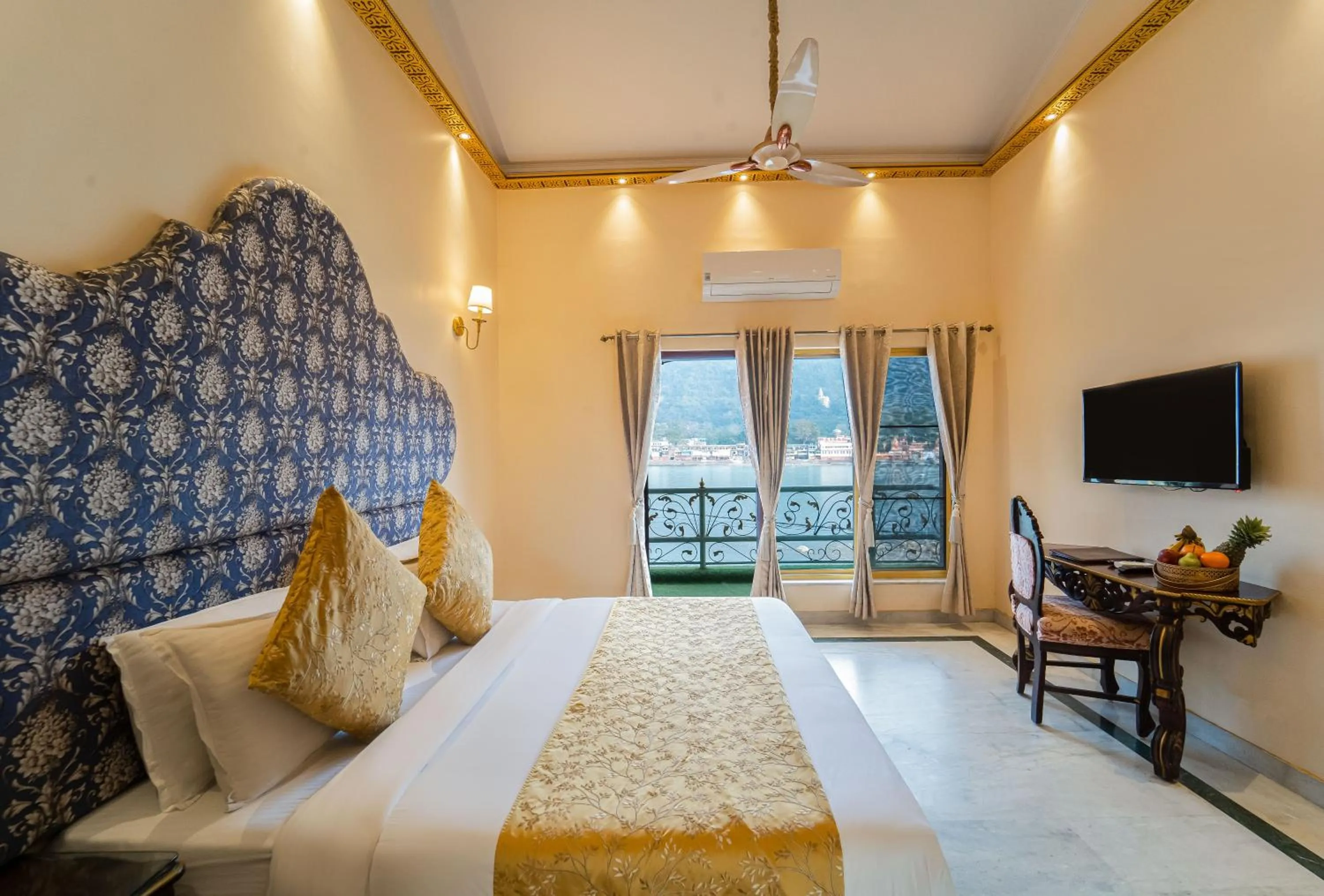 Balcony/Terrace, Bed in The Neeraj Ganga Heritage Palace