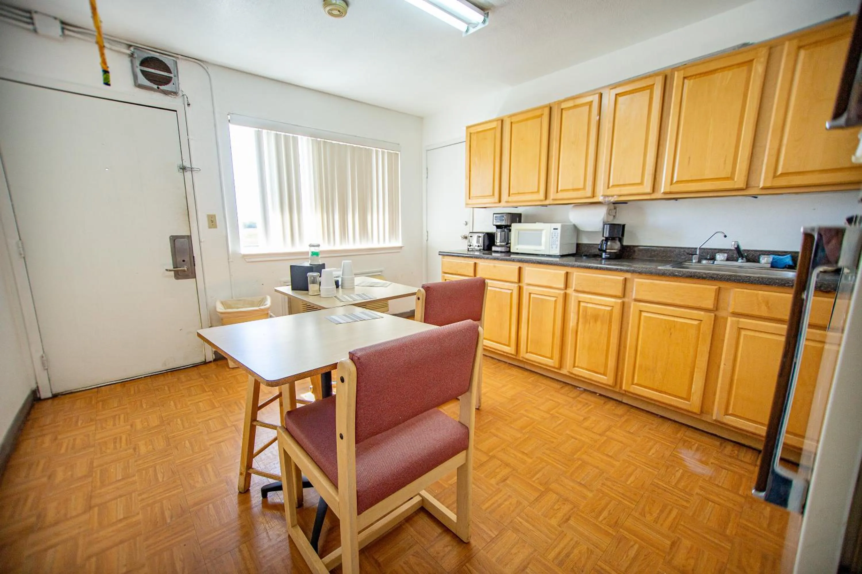 Kitchen or kitchenette in Marifah Inn Sweetwater