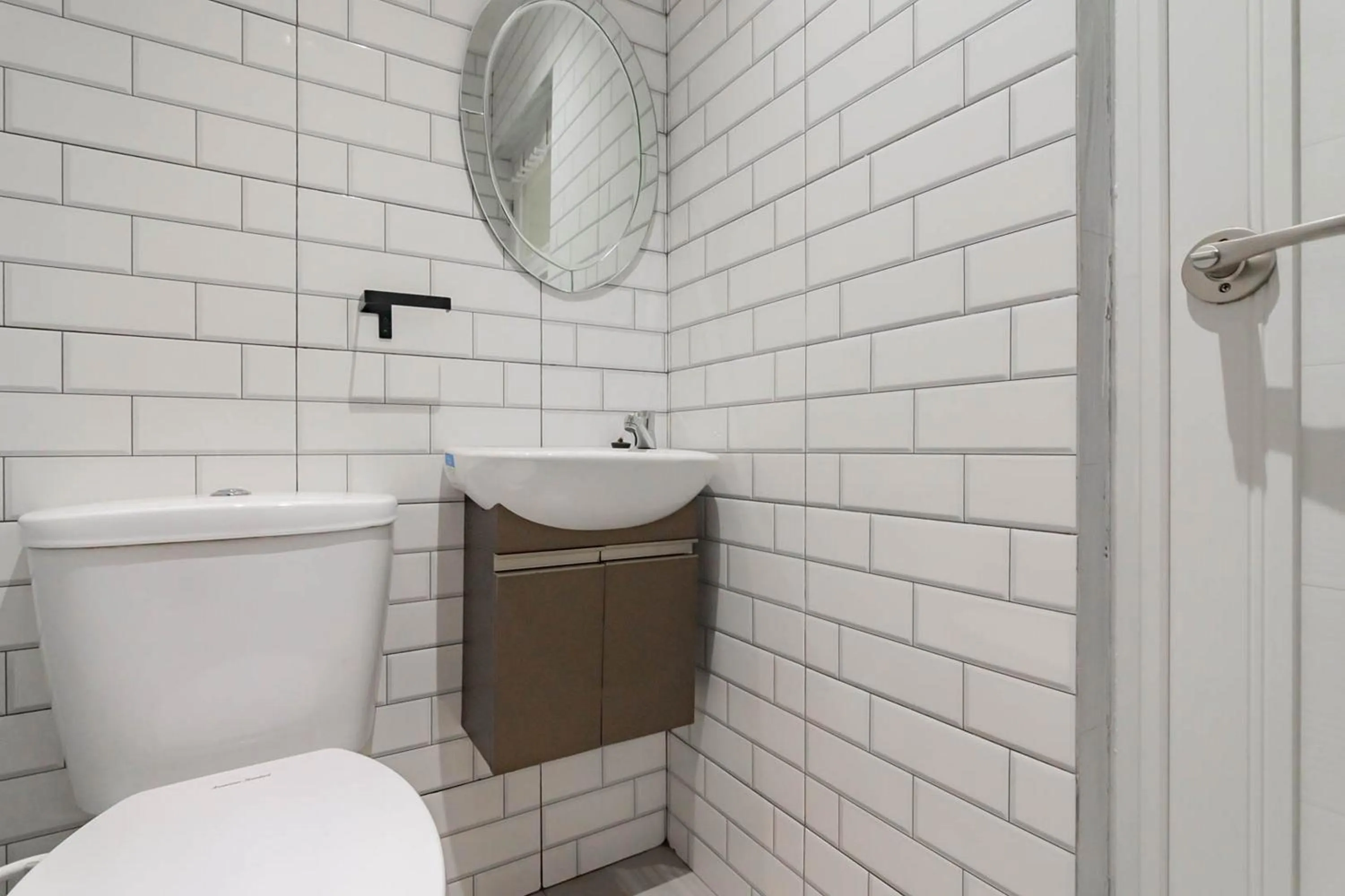 RedDoorz Plus @ Pakuan Residence Tajur