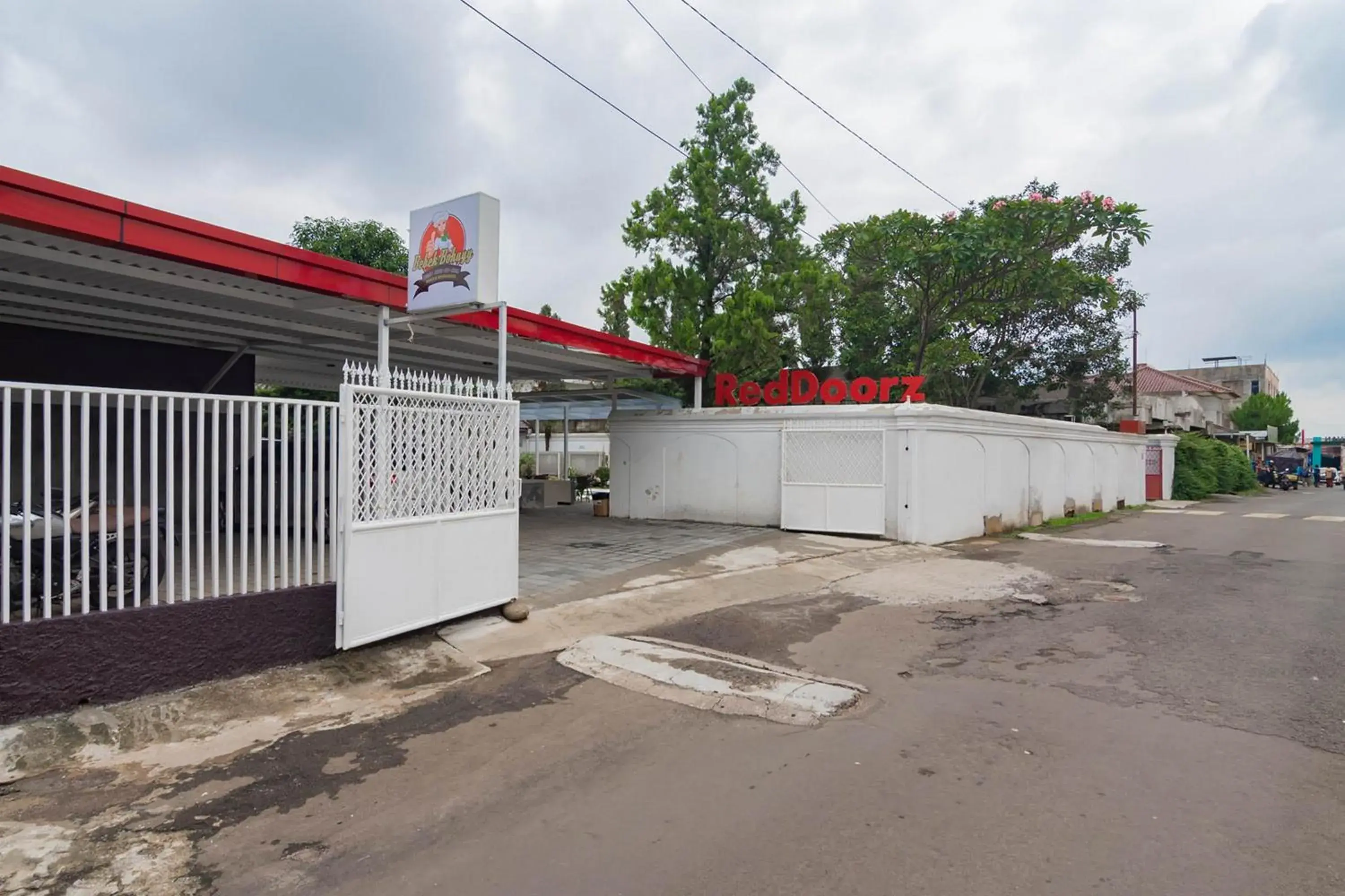 Property building in RedDoorz Plus @ Pakuan Residence Tajur Property building in RedDoorz Plus @ Pakuan Residence Tajur