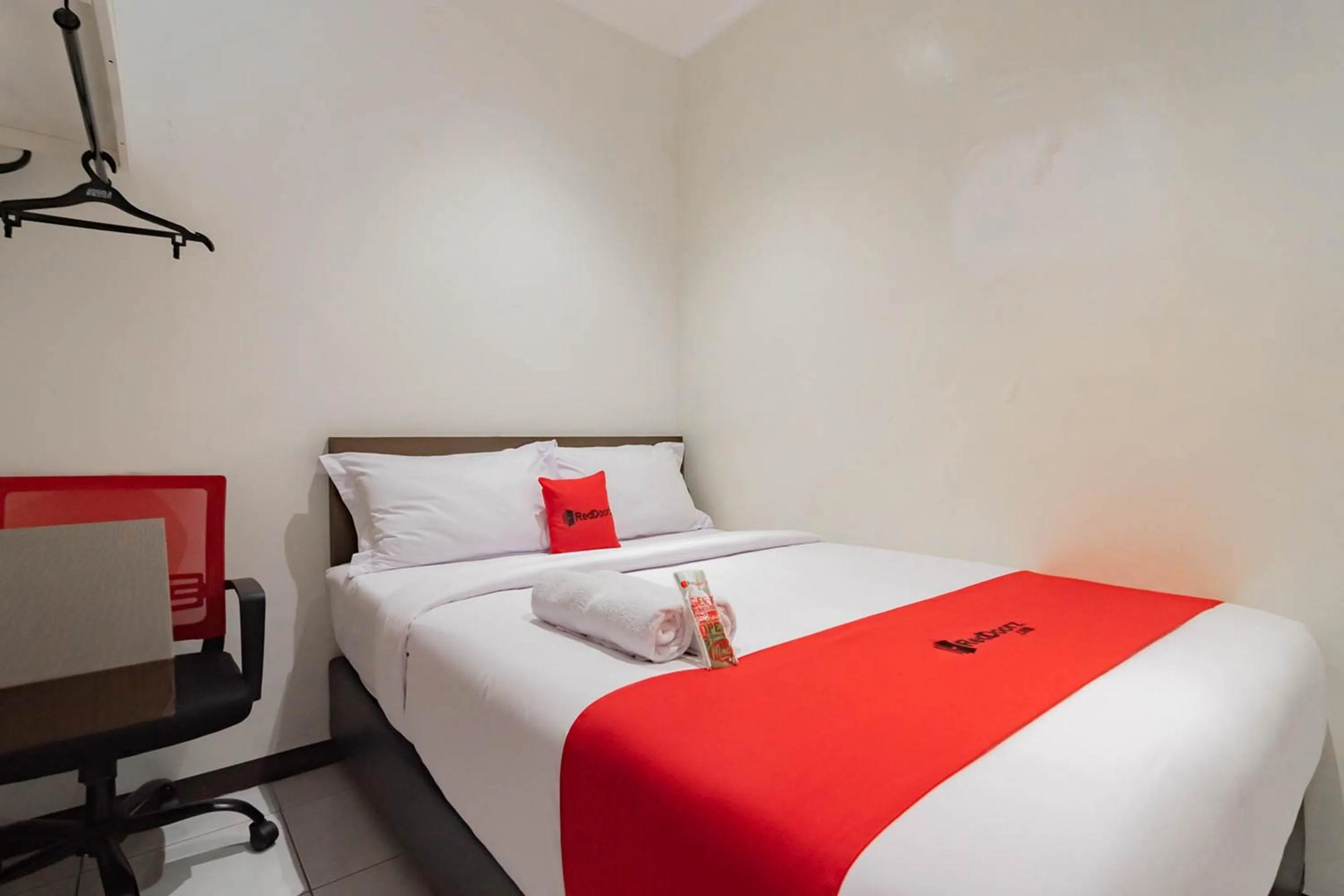 RedDoorz Plus @ Pakuan Residence Tajur