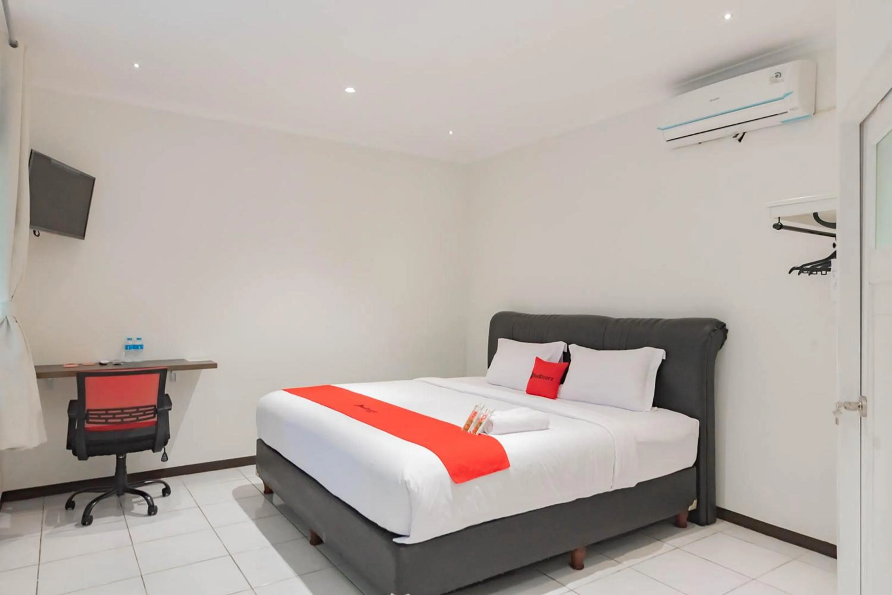 RedDoorz Plus @ Pakuan Residence Tajur