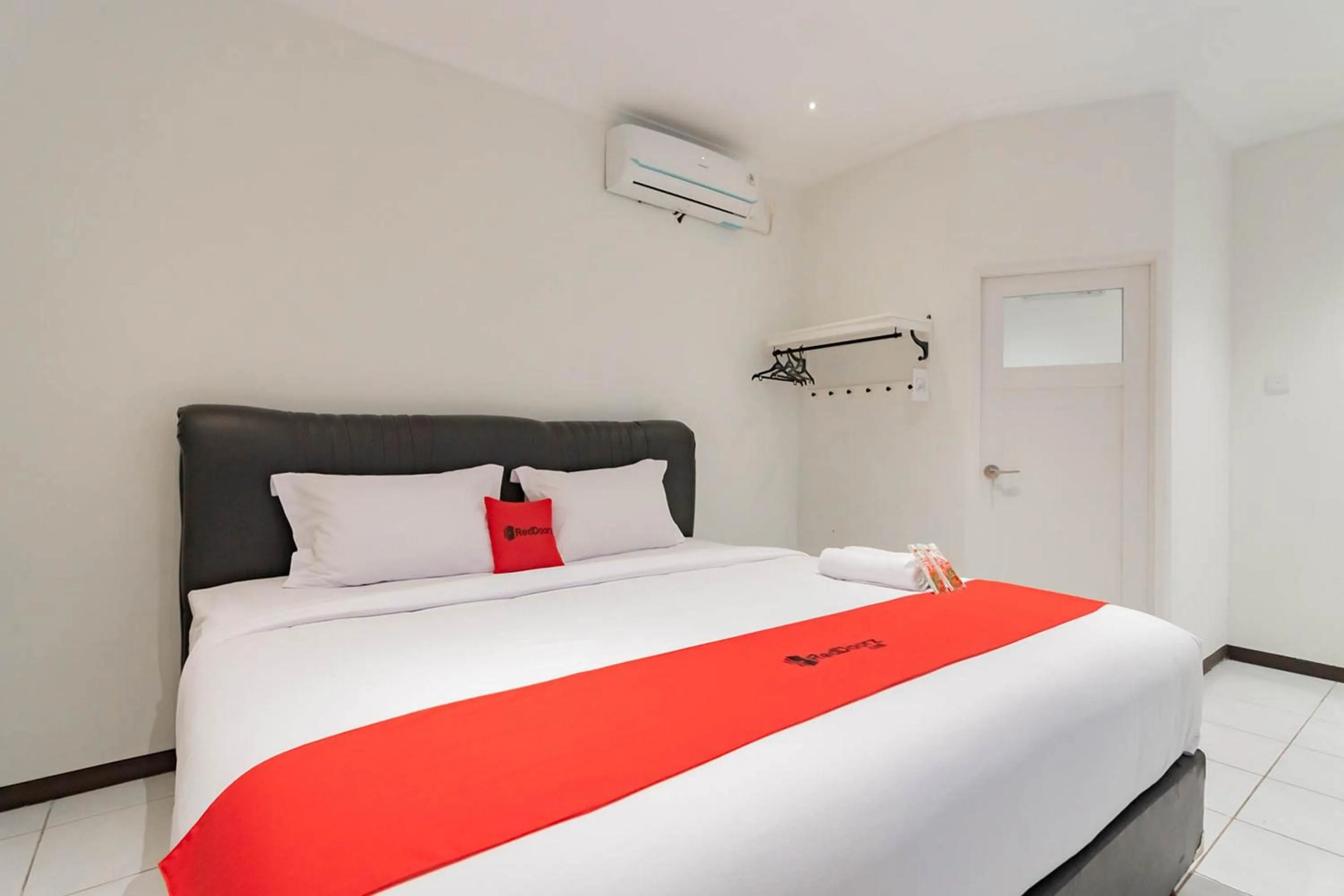 RedDoorz Plus @ Pakuan Residence Tajur