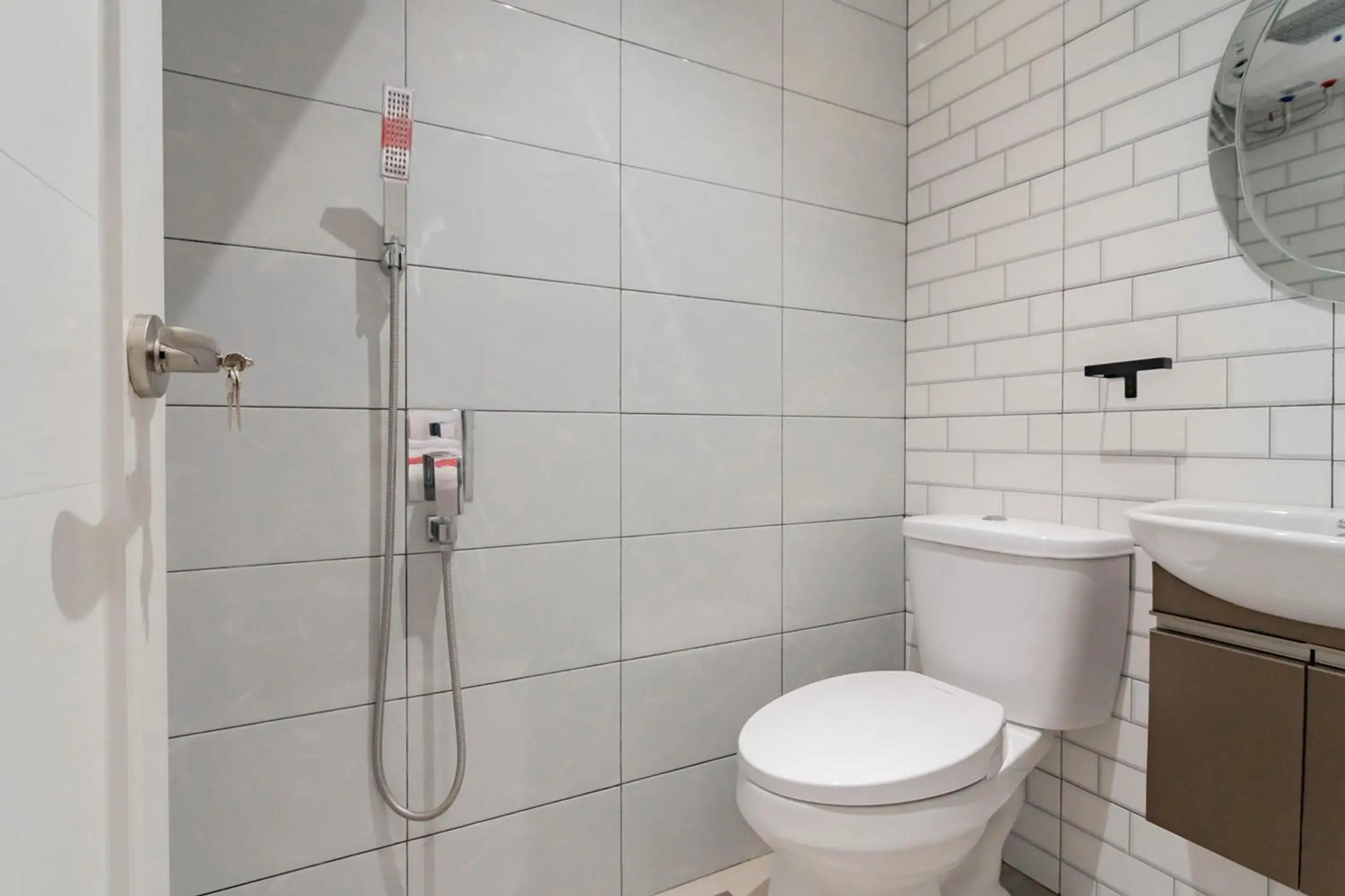 Bathroom in RedDoorz Plus @ Pakuan Residence Tajur Bathroom in RedDoorz Plus @ Pakuan Residence Tajur