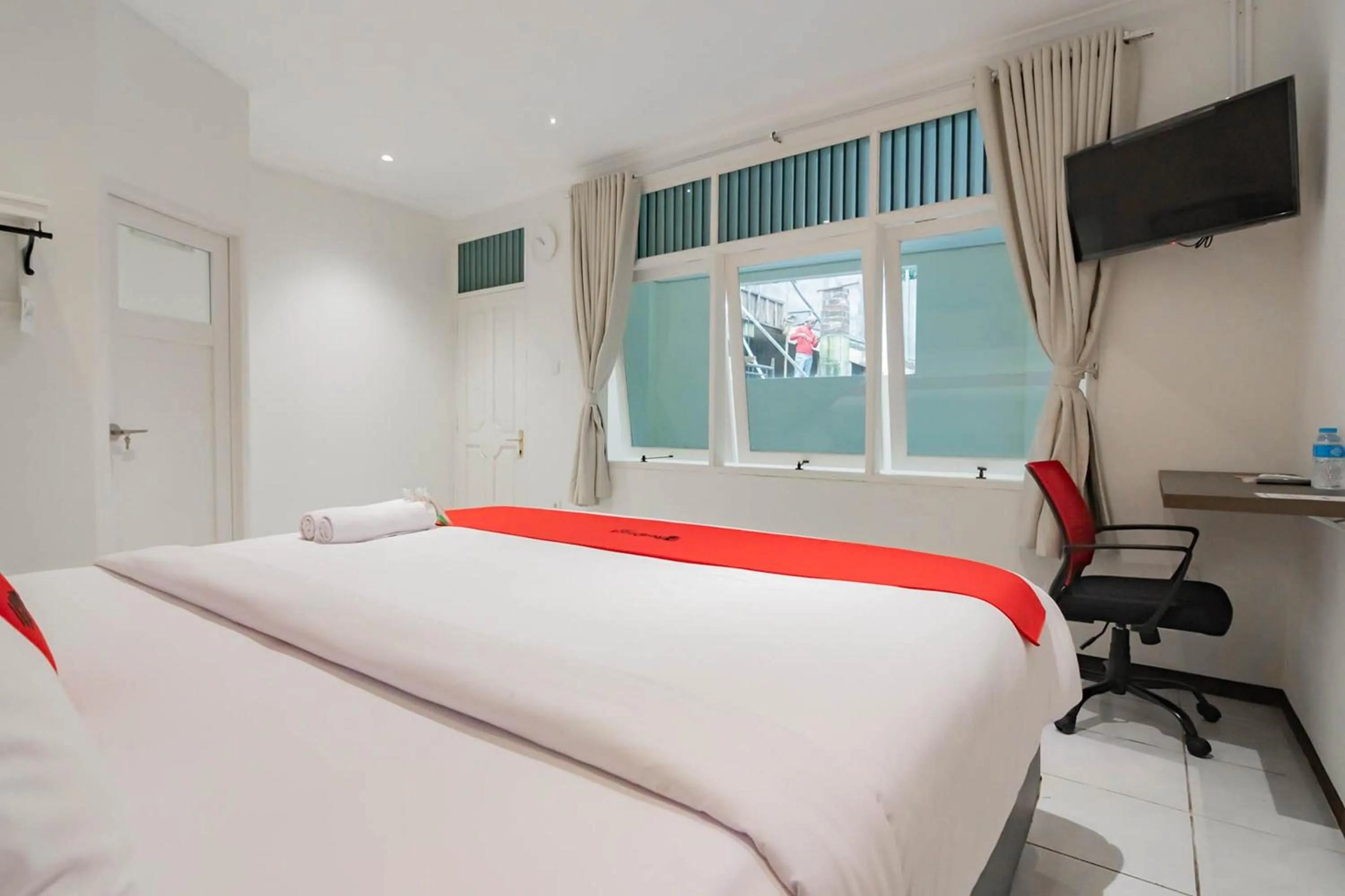 RedDoorz Plus @ Pakuan Residence Tajur