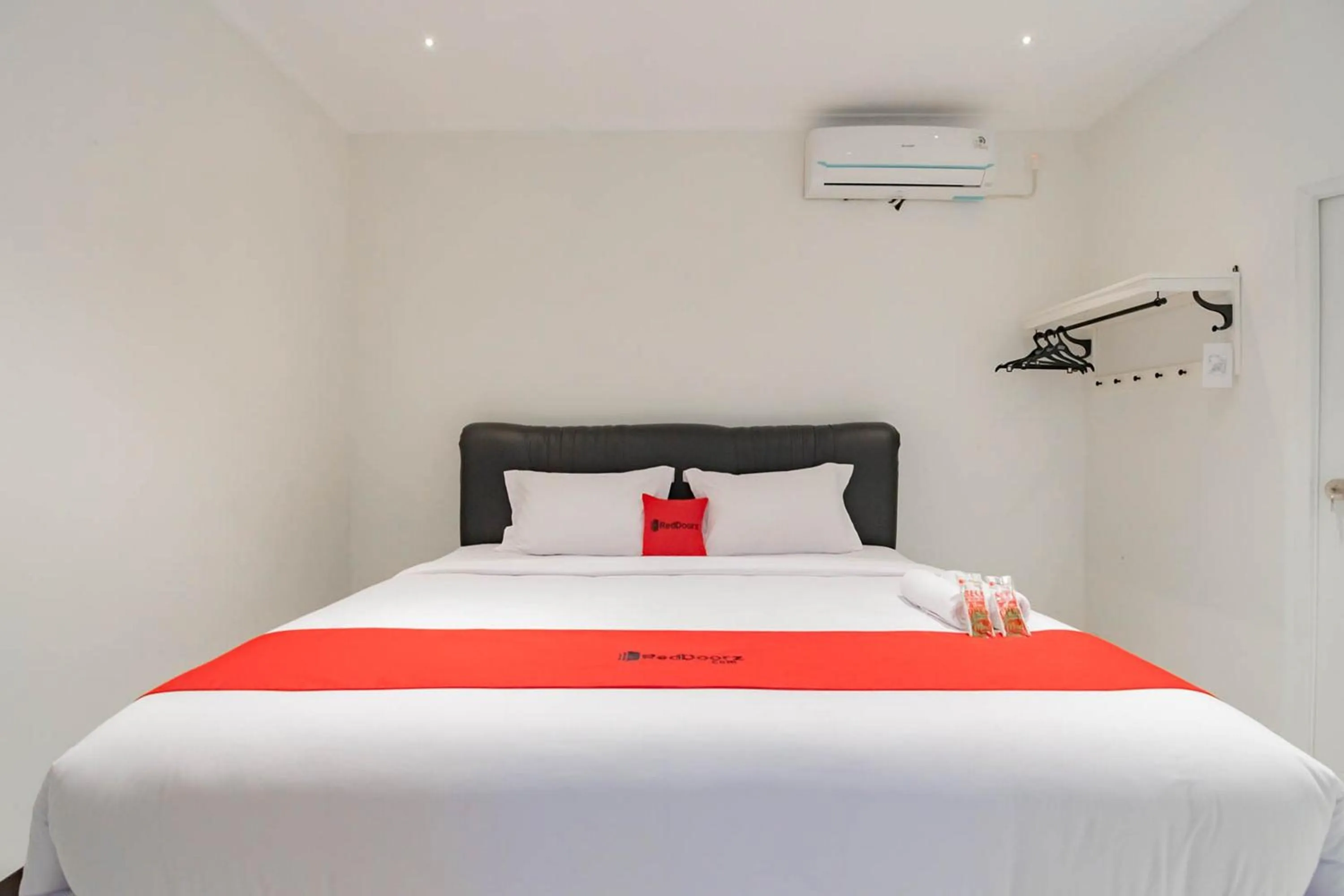 RedDoorz Plus @ Pakuan Residence Tajur