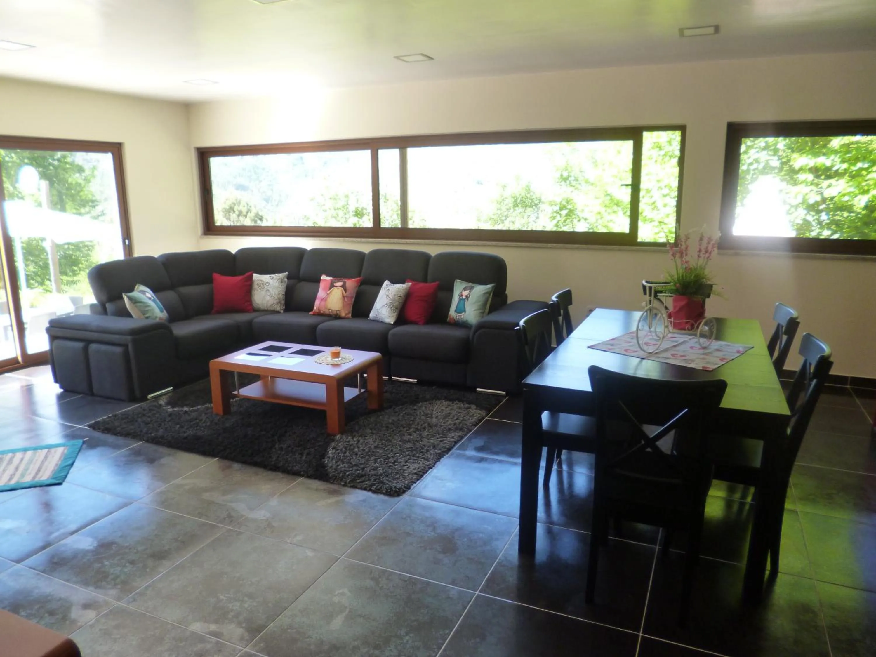 Communal lounge/ TV room in Casas das Guimbras