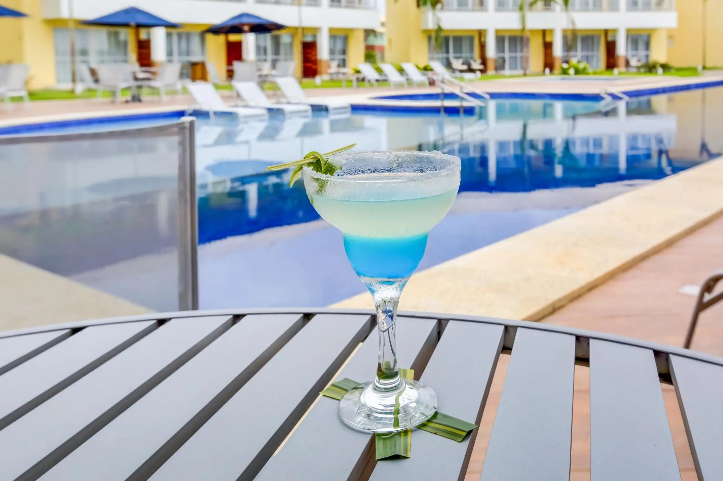 Swimming pool in Hotel Boutique & Spa Ponta de Inhambupe by Slaviero Hotéis