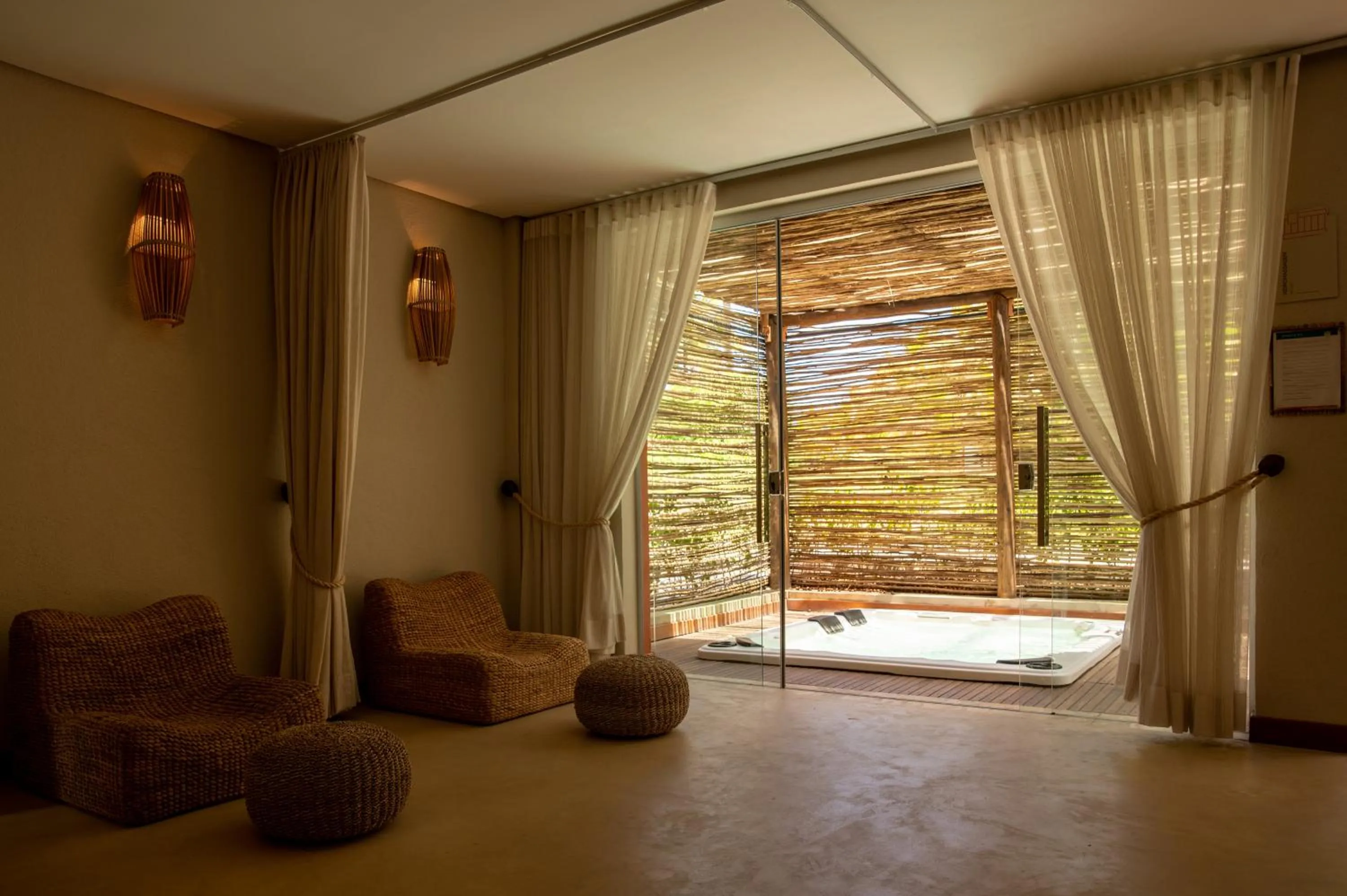 Hot Tub in Hotel Boutique & Spa Ponta de Inhambupe by Slaviero Hotéis