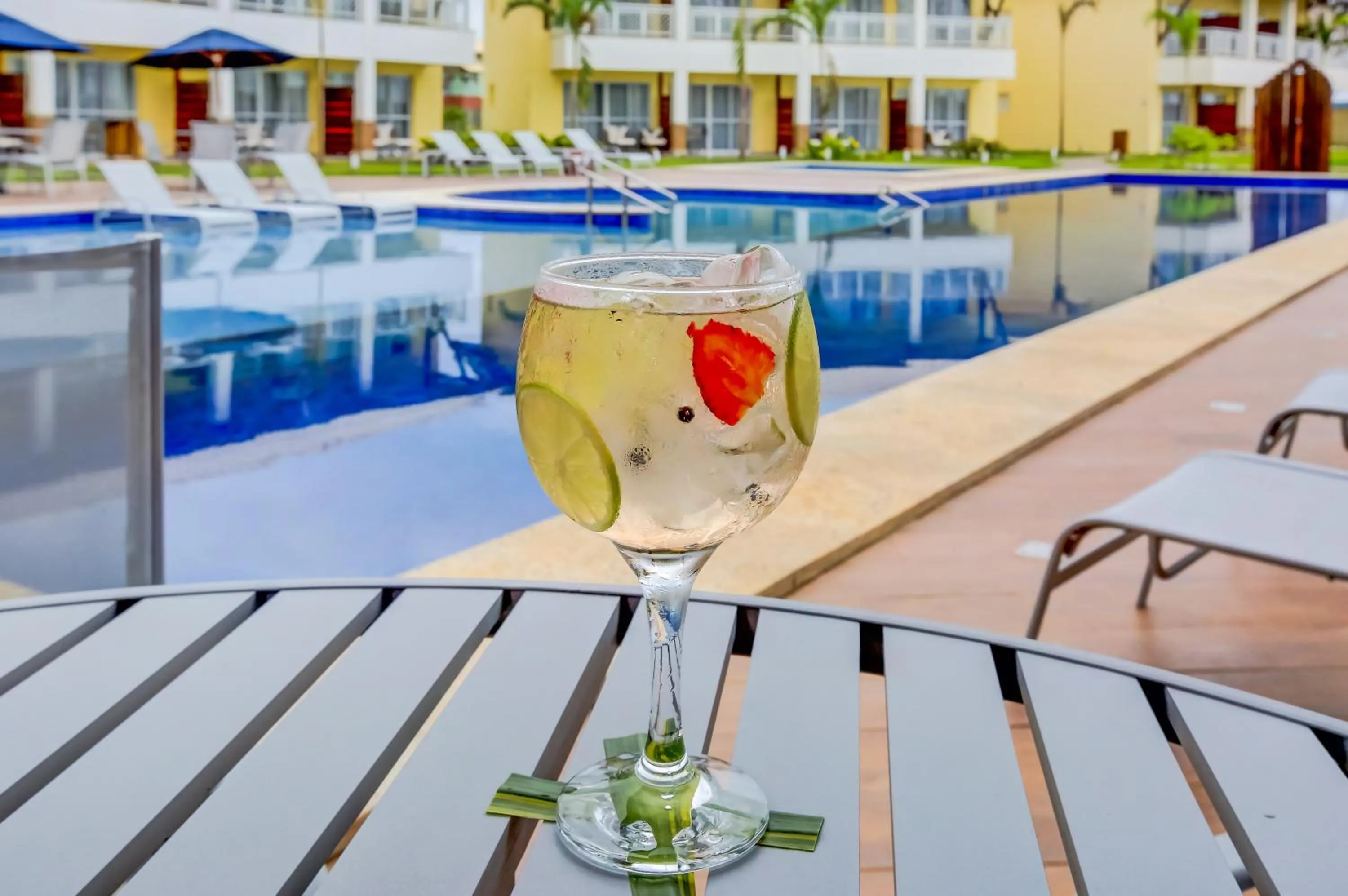 Swimming pool in Hotel Boutique & Spa Ponta de Inhambupe by Slaviero Hotéis