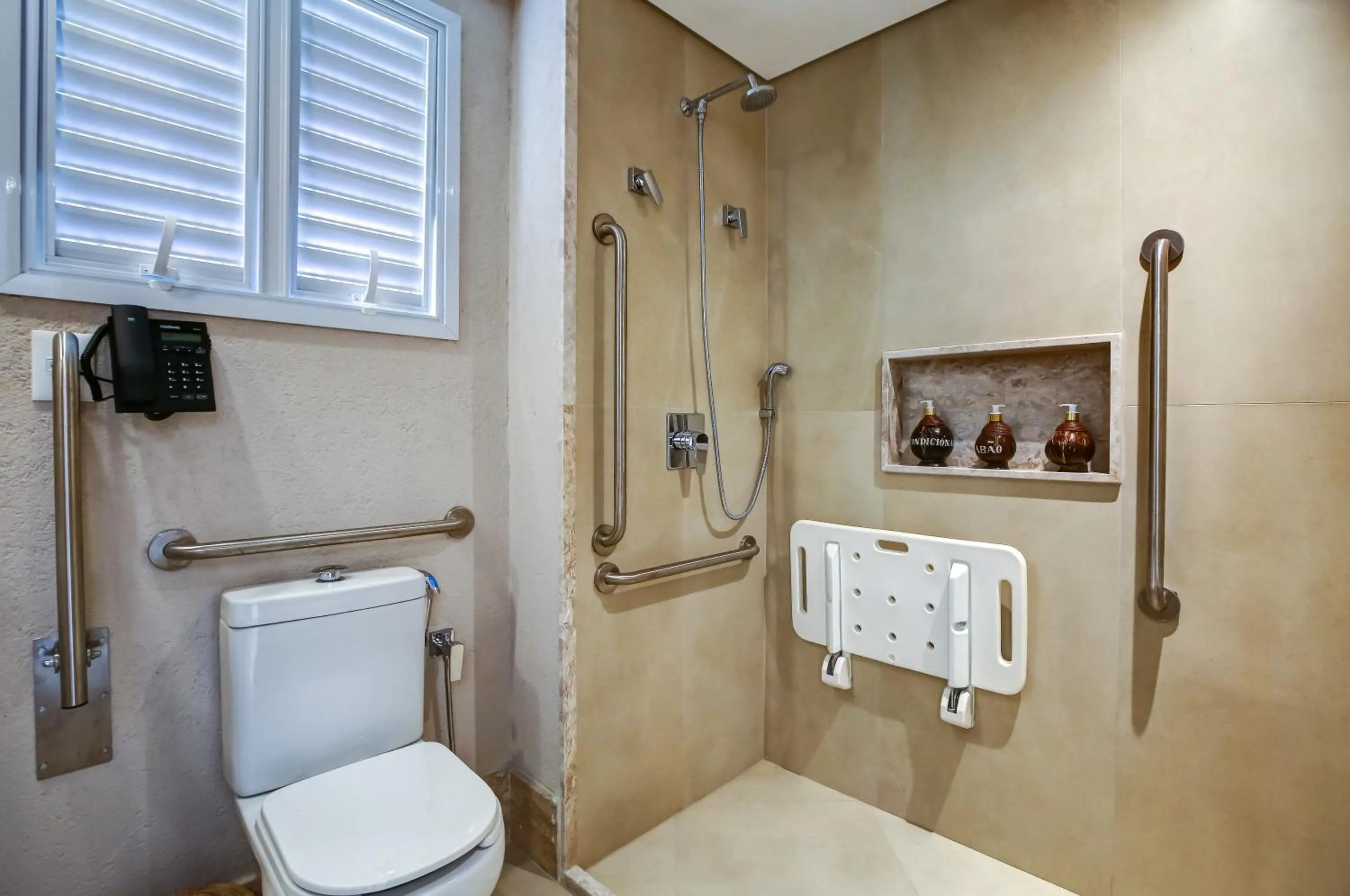 Toilet in Hotel Boutique & Spa Ponta de Inhambupe by Slaviero Hotéis