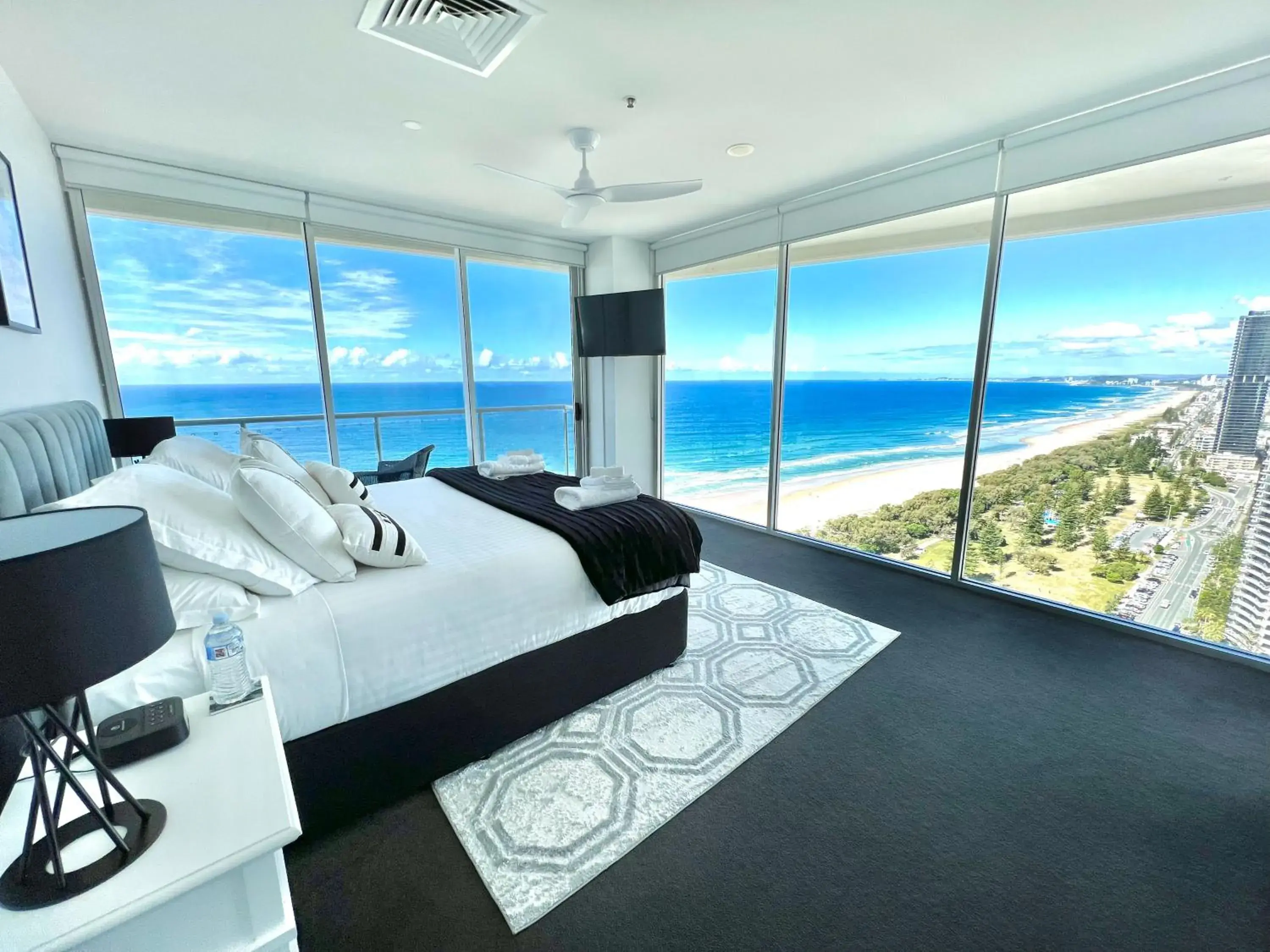 Air on Broadbeach Beachfront 2Level stunning apartment with 180 degree views Air on Broadbeach Beachfront 2Level stunning apartment with 180 degree views