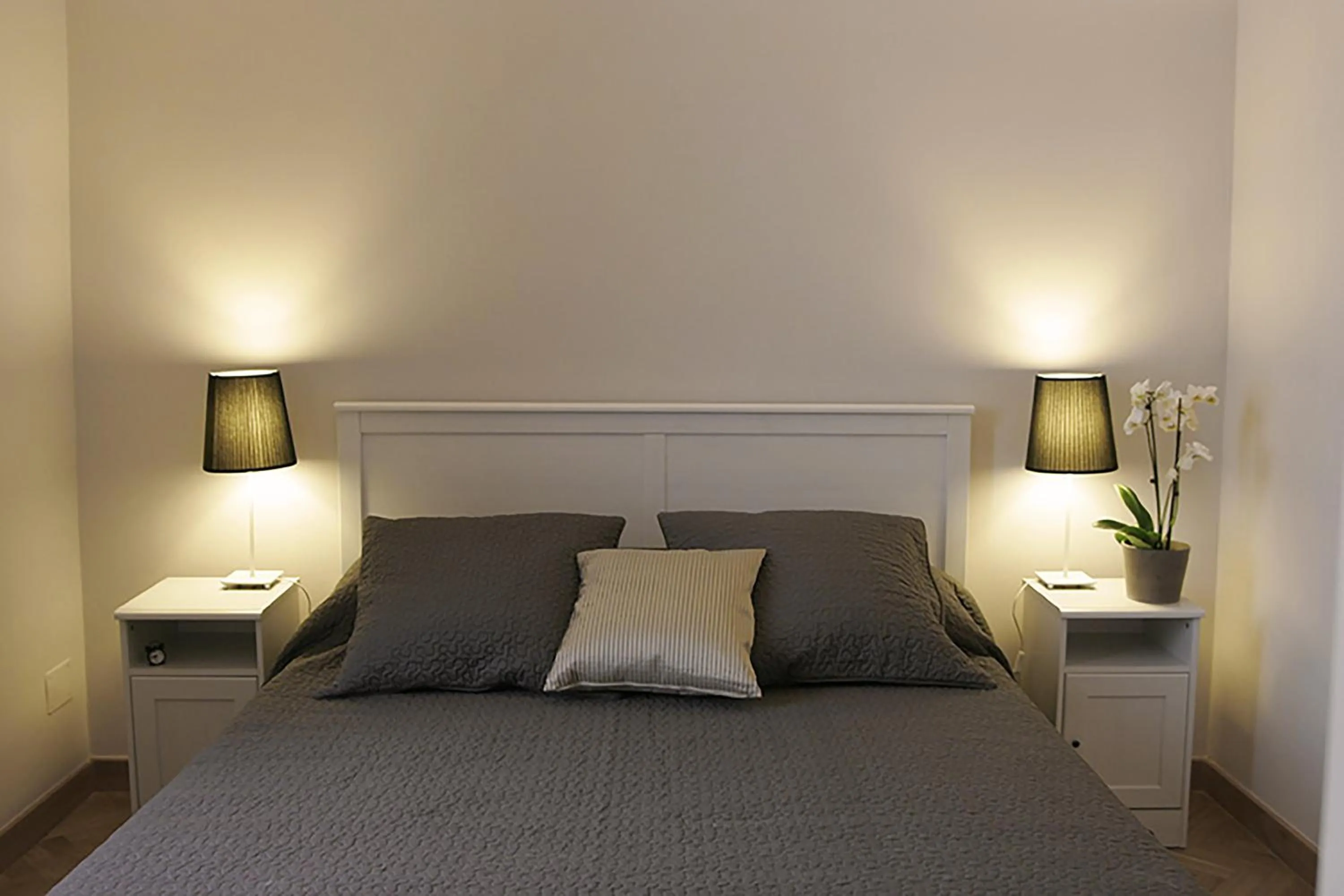 Photo of the whole room, Bed in Roman Suite