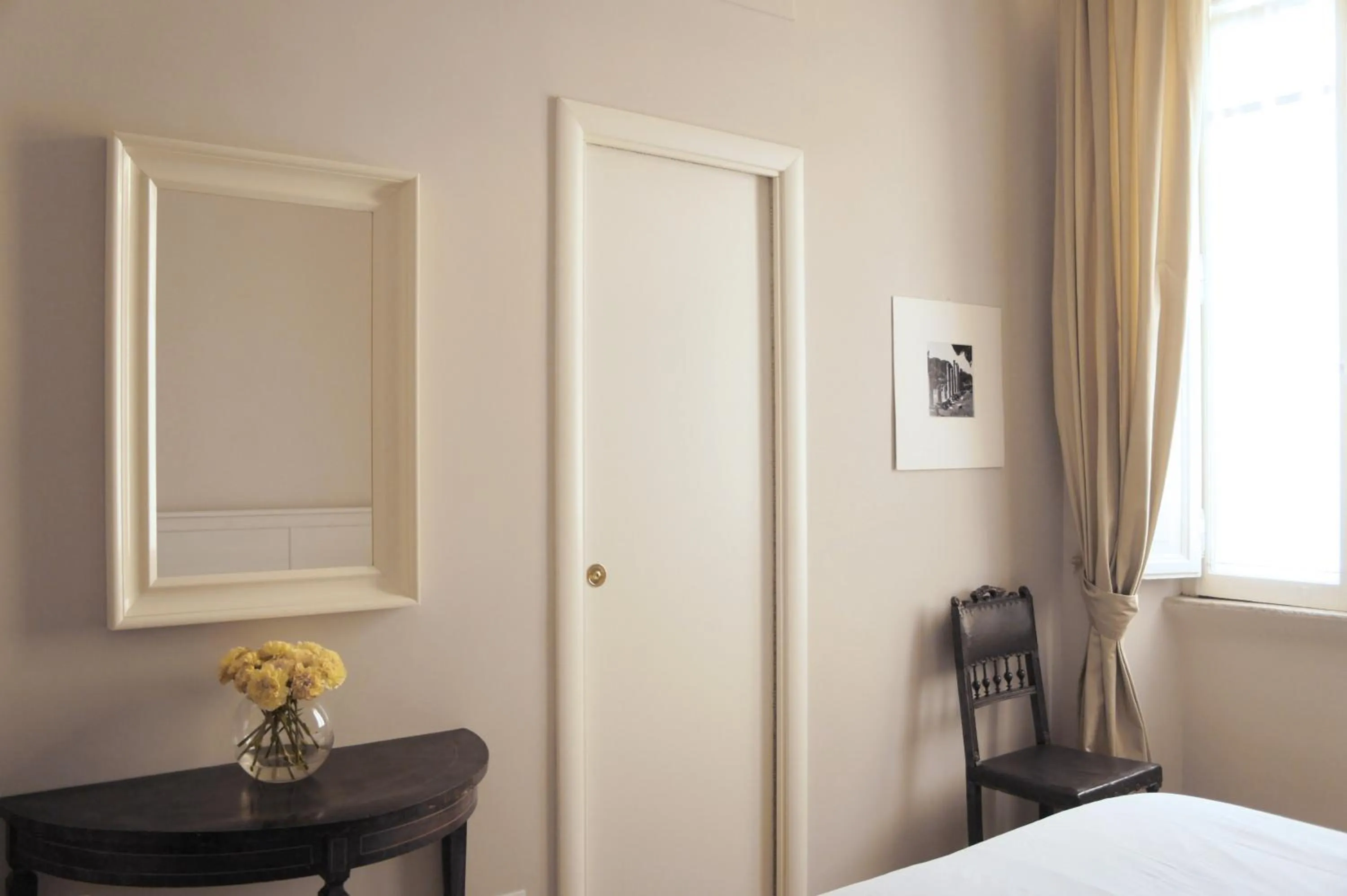 Photo of the whole room, Bed in Roman Suite