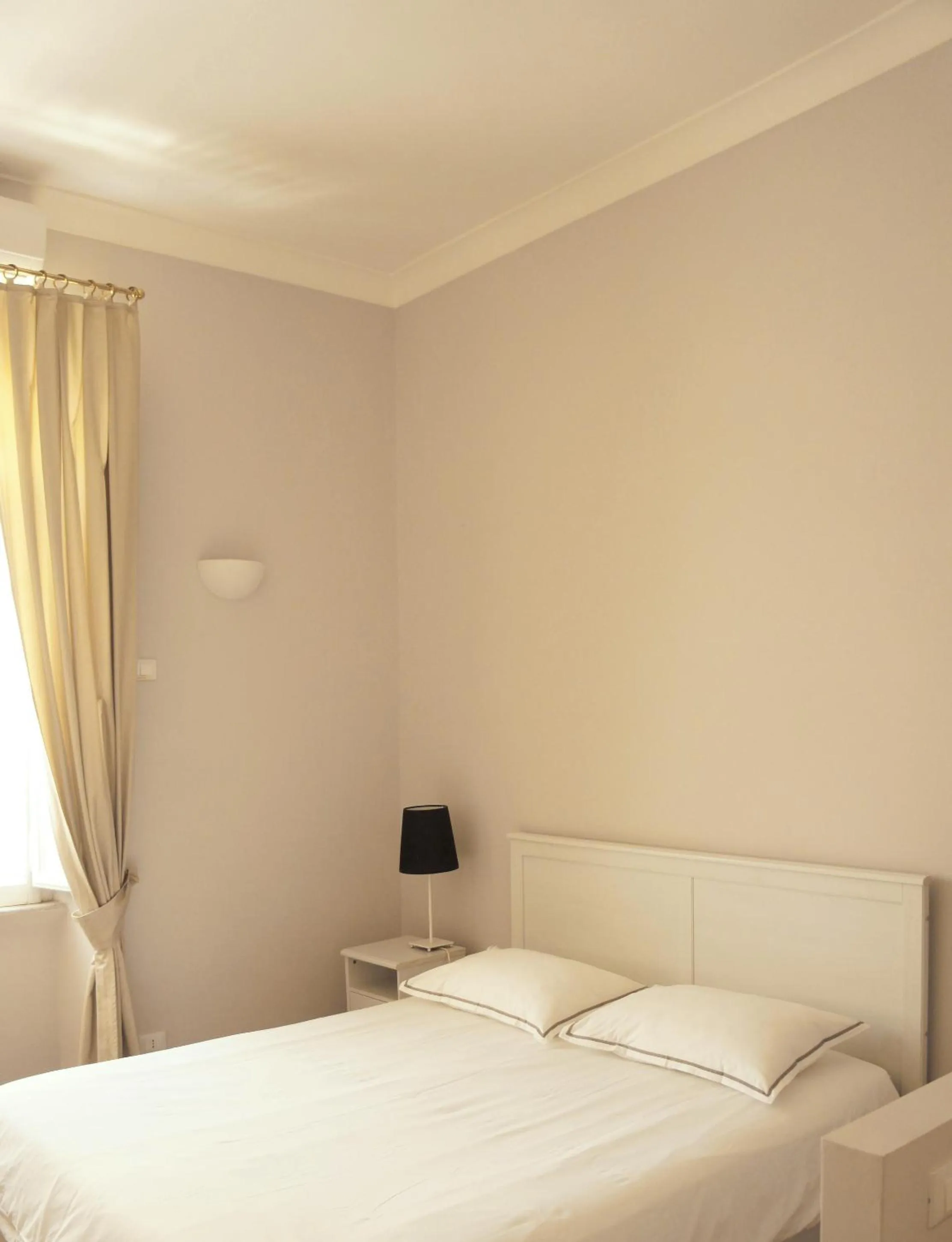 Photo of the whole room, Bed in Roman Suite