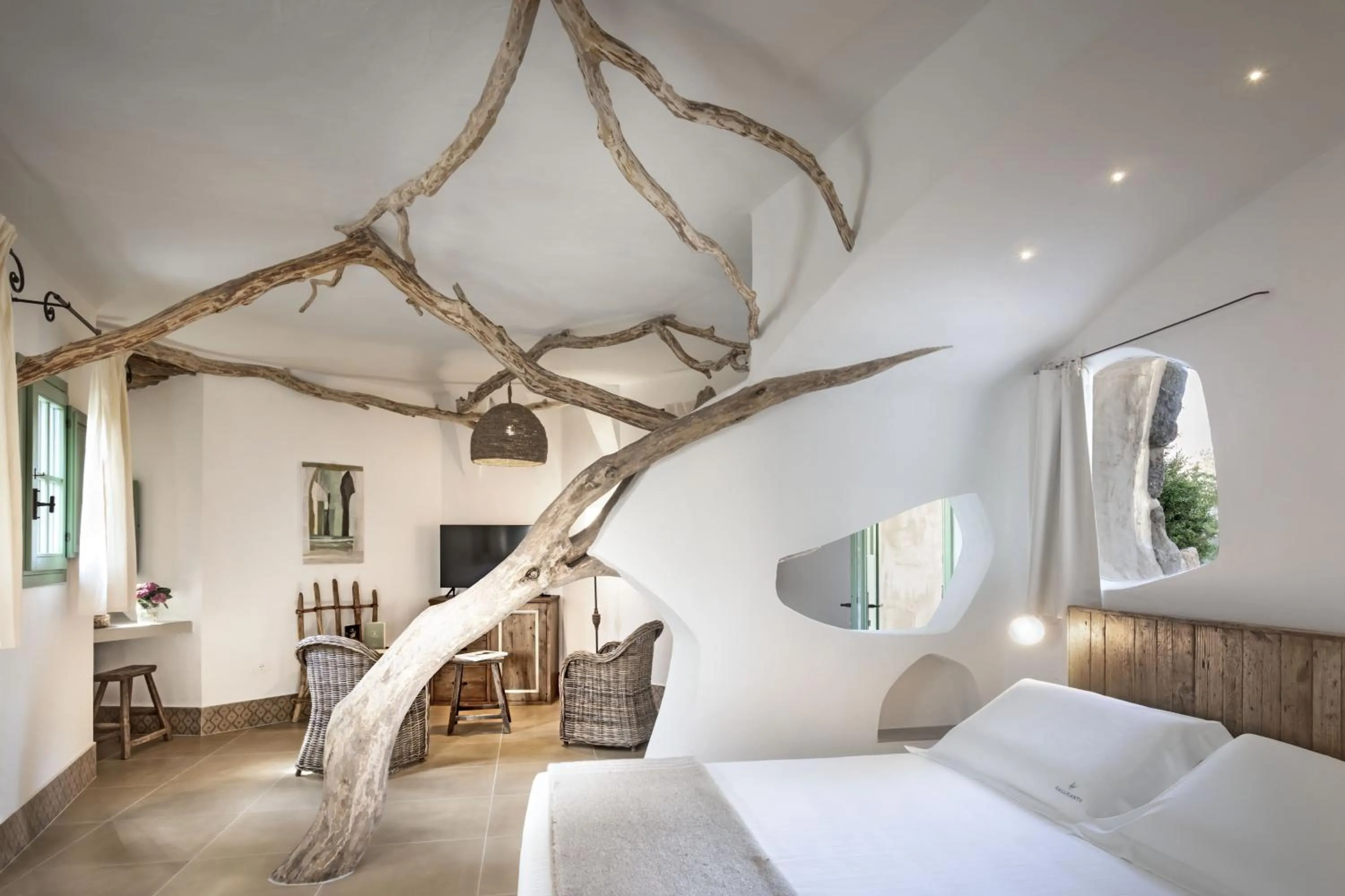 Photo of the whole room, Bed in Gallicantu Stazzo Retreat