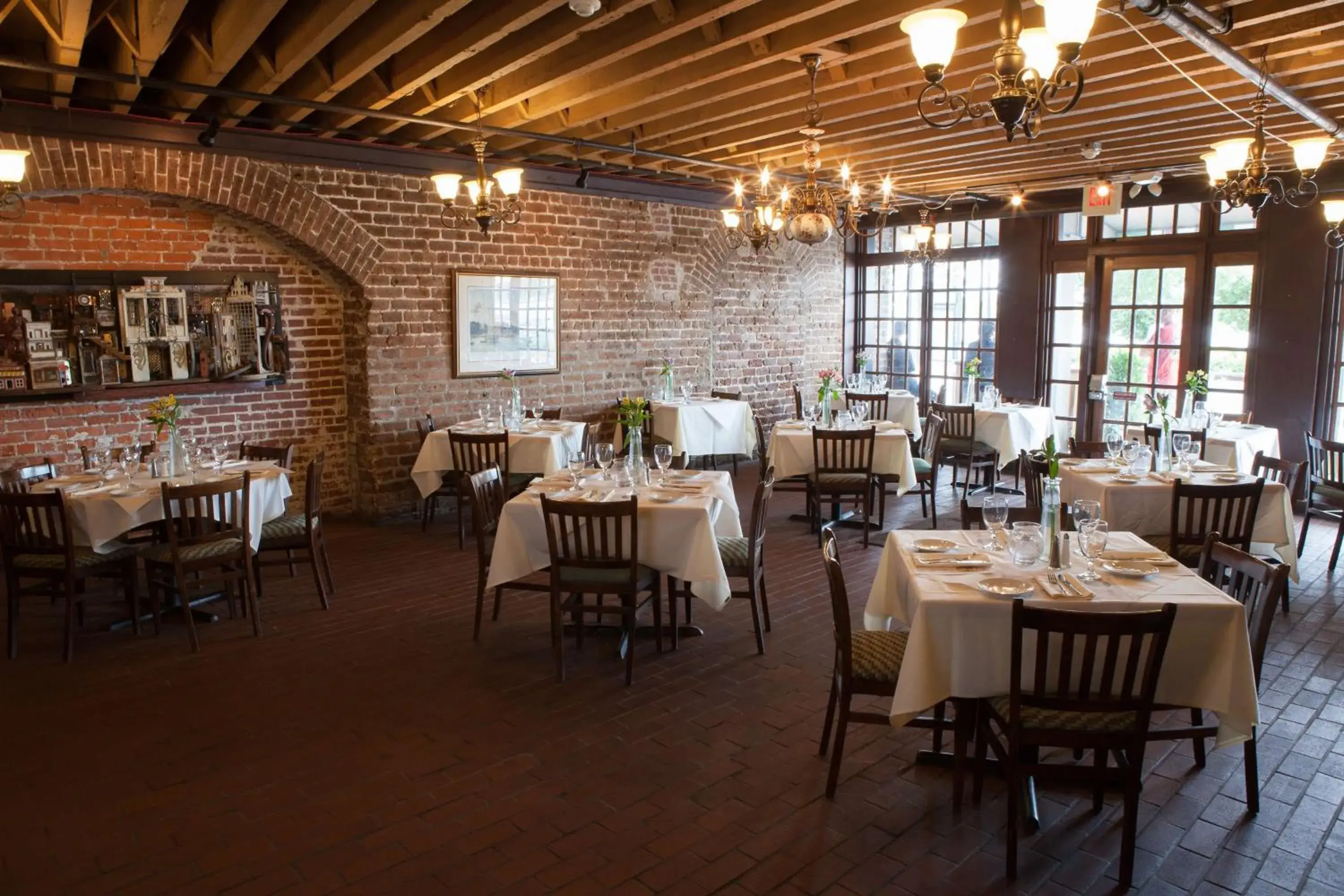 Restaurant/places to eat in The Cotton Sail Hotel Savannah - Tapestry Collection by Hilton Restaurant/places to eat in The Cotton Sail Hotel Savannah - Tapestry Collection by Hilton