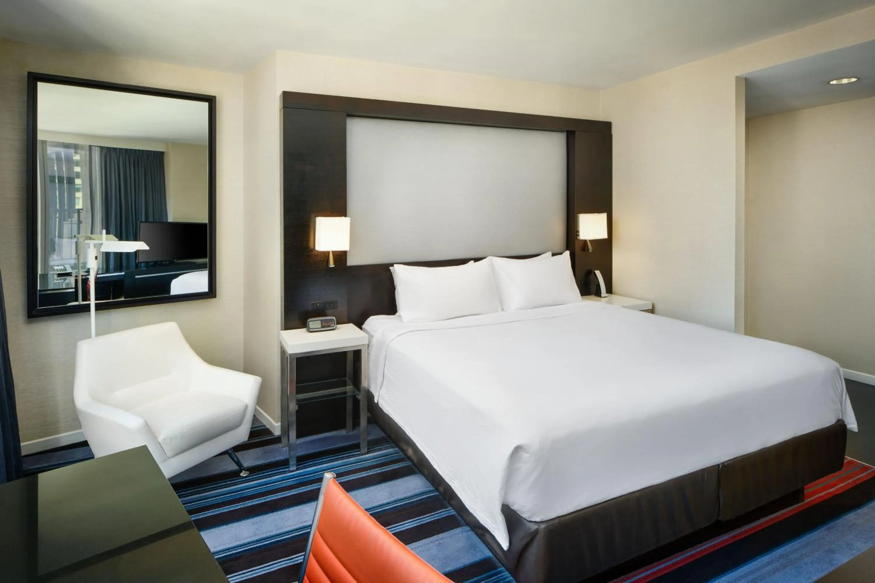 Photo of the whole room, Bed in Courtyard by Marriott New York Manhattan/Central Park