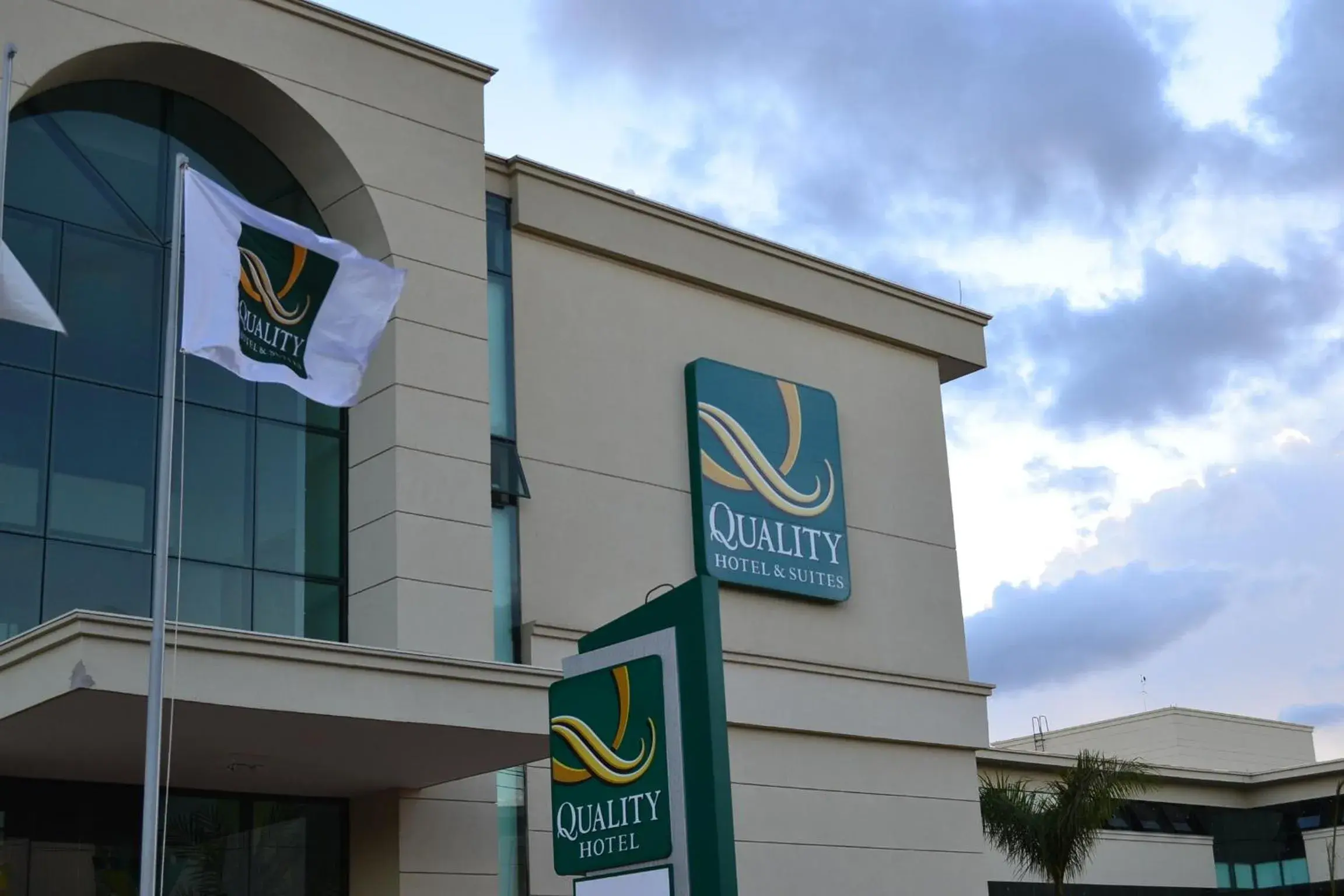 Facade/entrance in Quality Hotel & Suites Brasília Facade/entrance in Quality Hotel & Suites Brasília