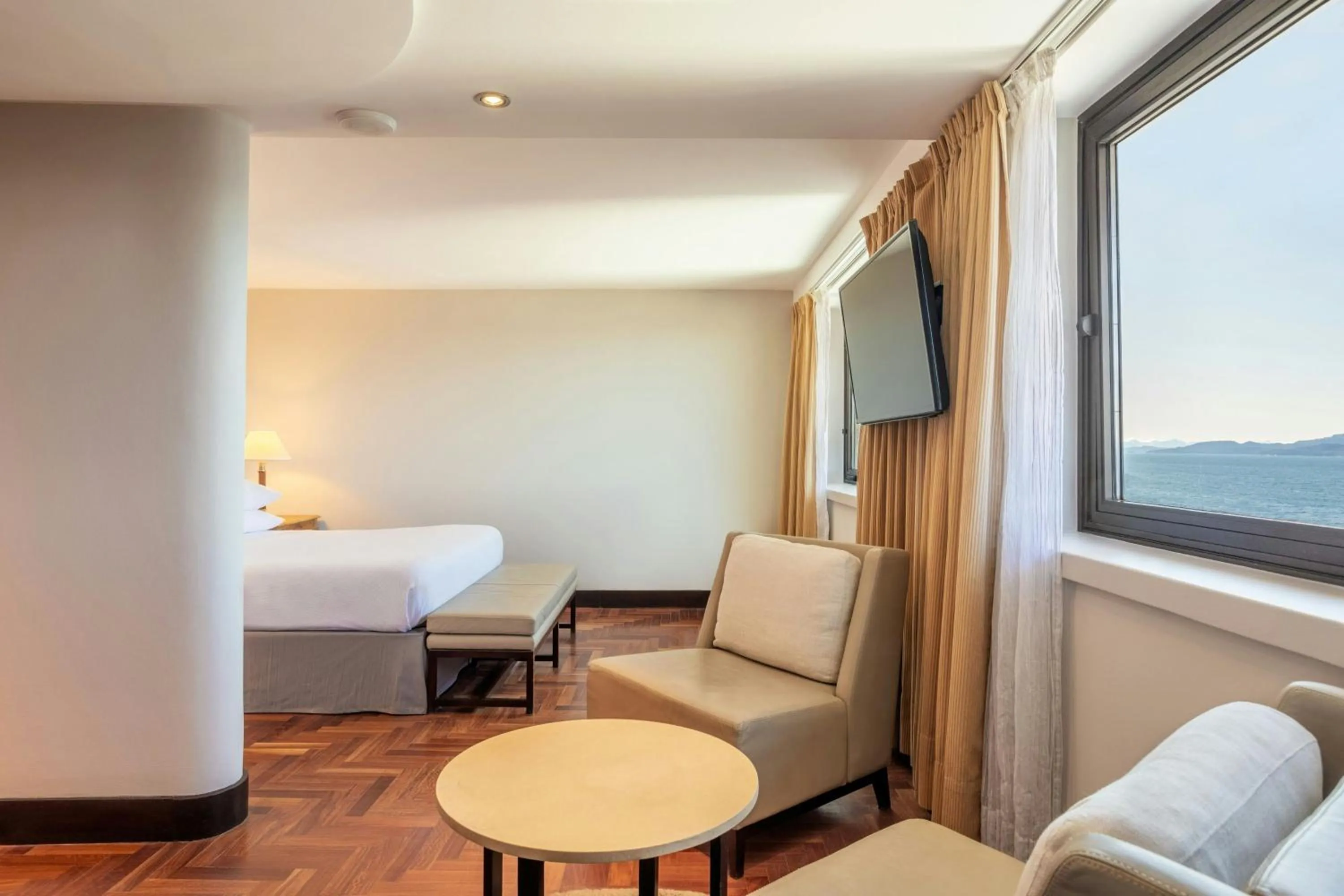 Photo of the whole room, Bed in Sheraton Bariloche Hotel