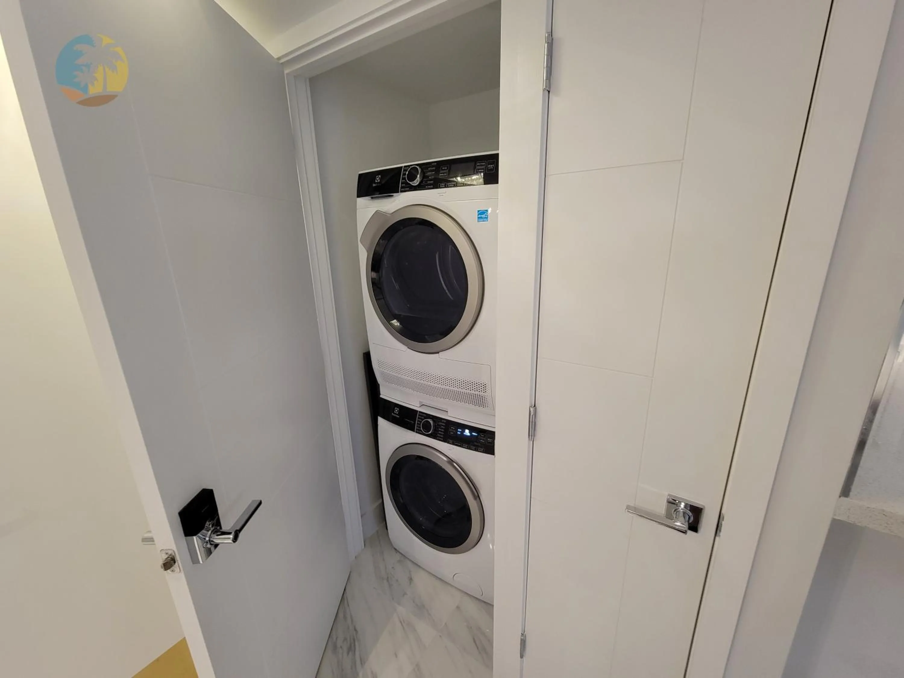 Deluxe Beach Resort - HORA RENTALS