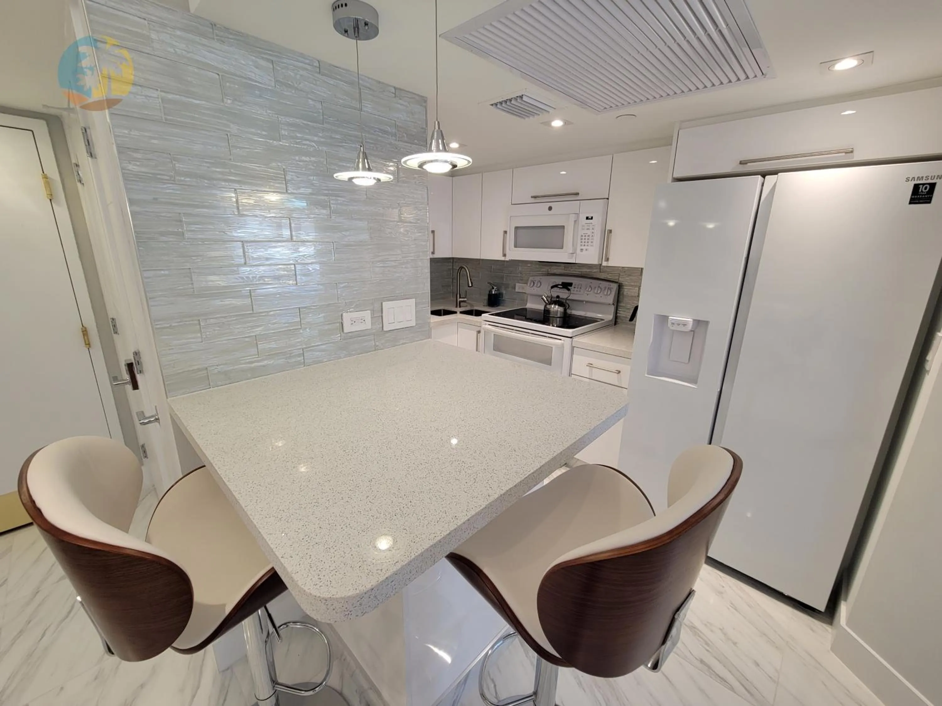 Deluxe Beach Resort - HORA RENTALS