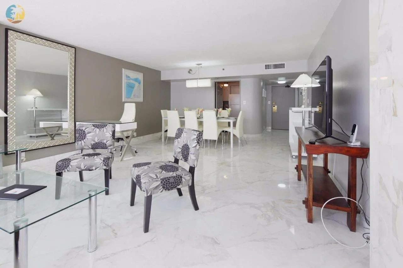 Deluxe Beach Resort - HORA RENTALS