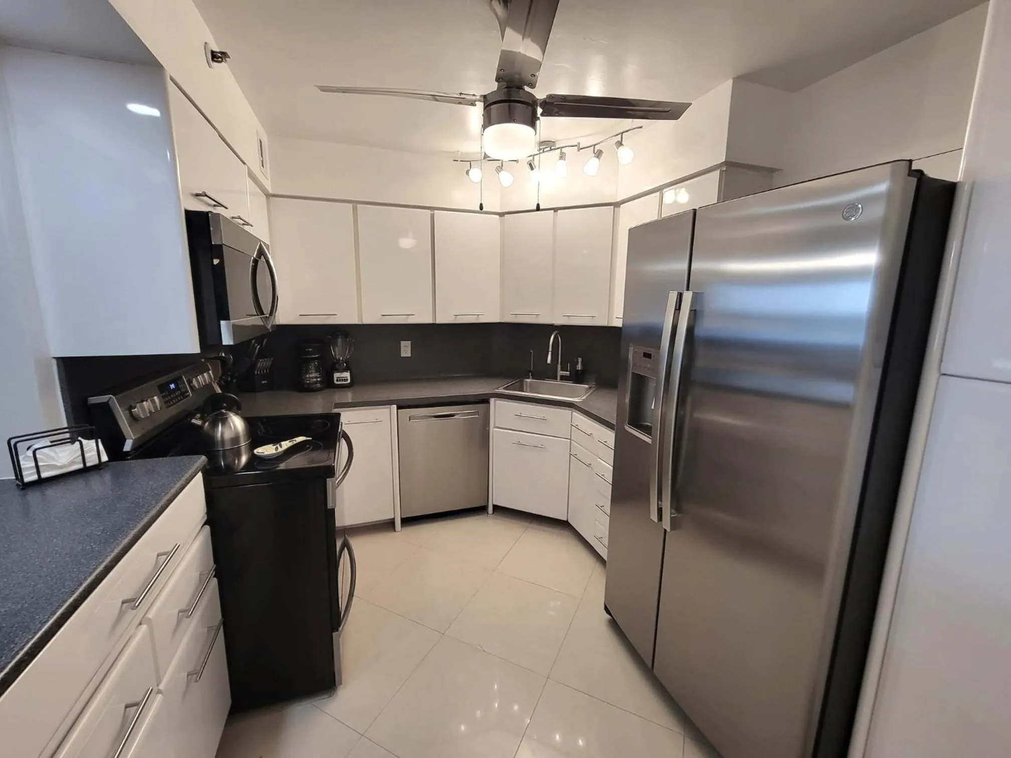 Deluxe Beach Resort - HORA RENTALS