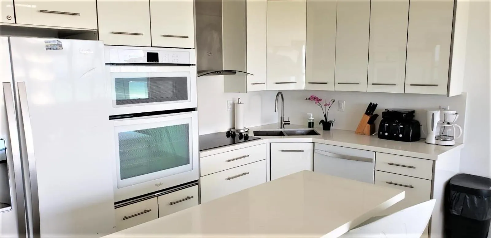 Deluxe Beach Resort - HORA RENTALS