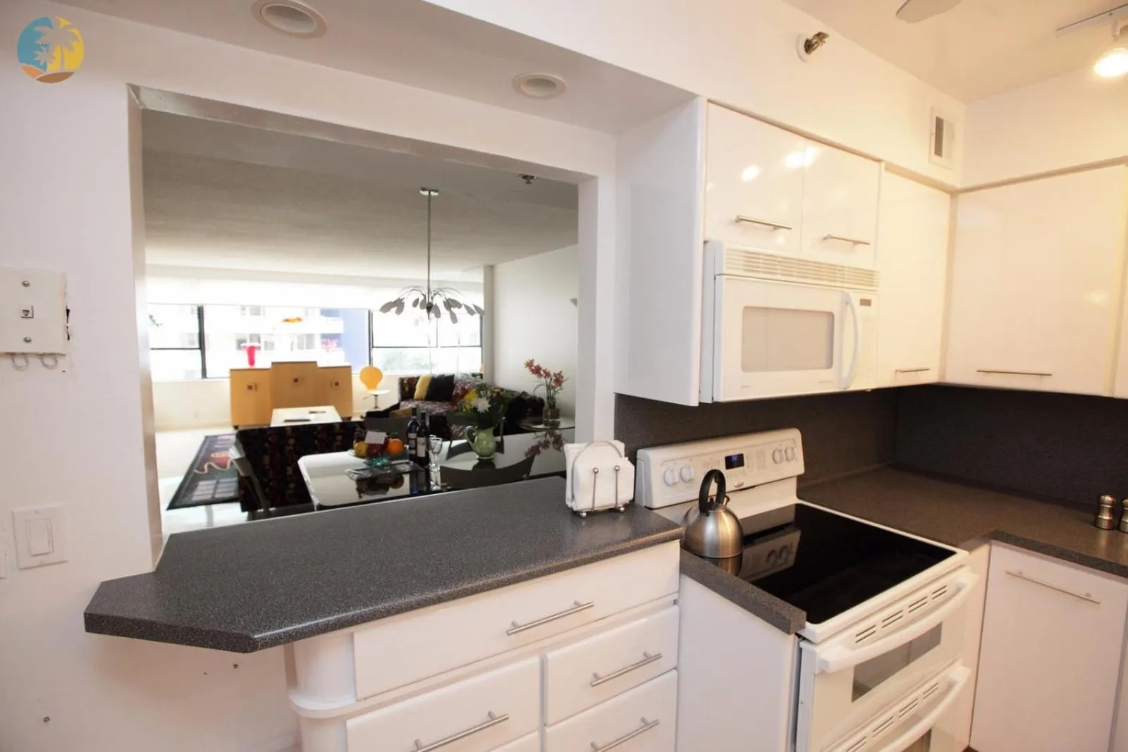 Deluxe Beach Resort - HORA RENTALS