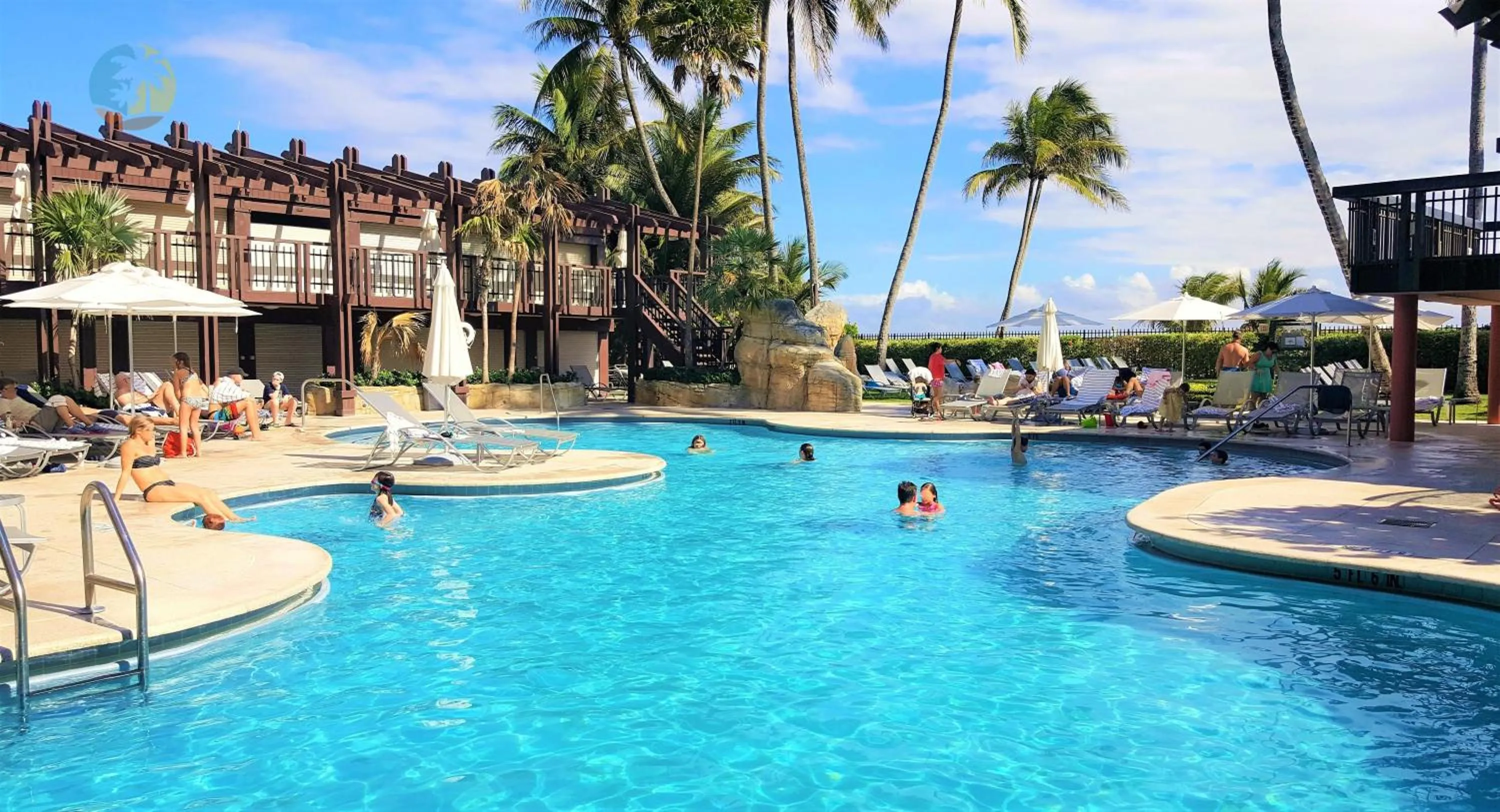 Deluxe Beach Resort - HORA RENTALS