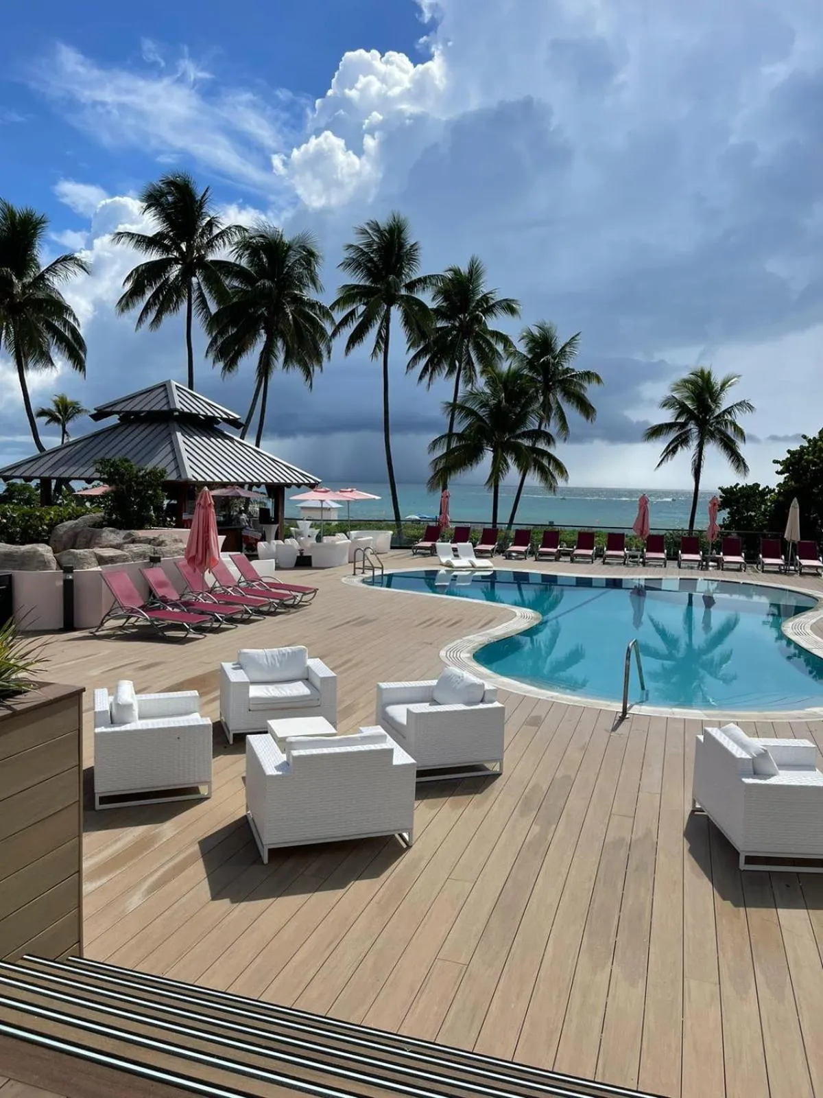 Deluxe Beach Resort - HORA RENTALS