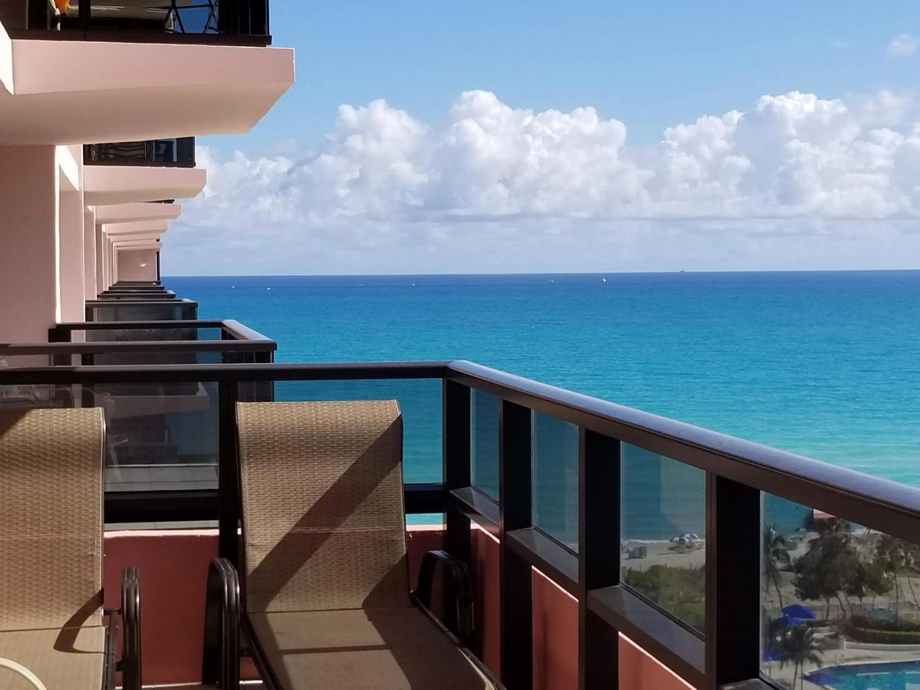 Deluxe Beach Resort - HORA RENTALS