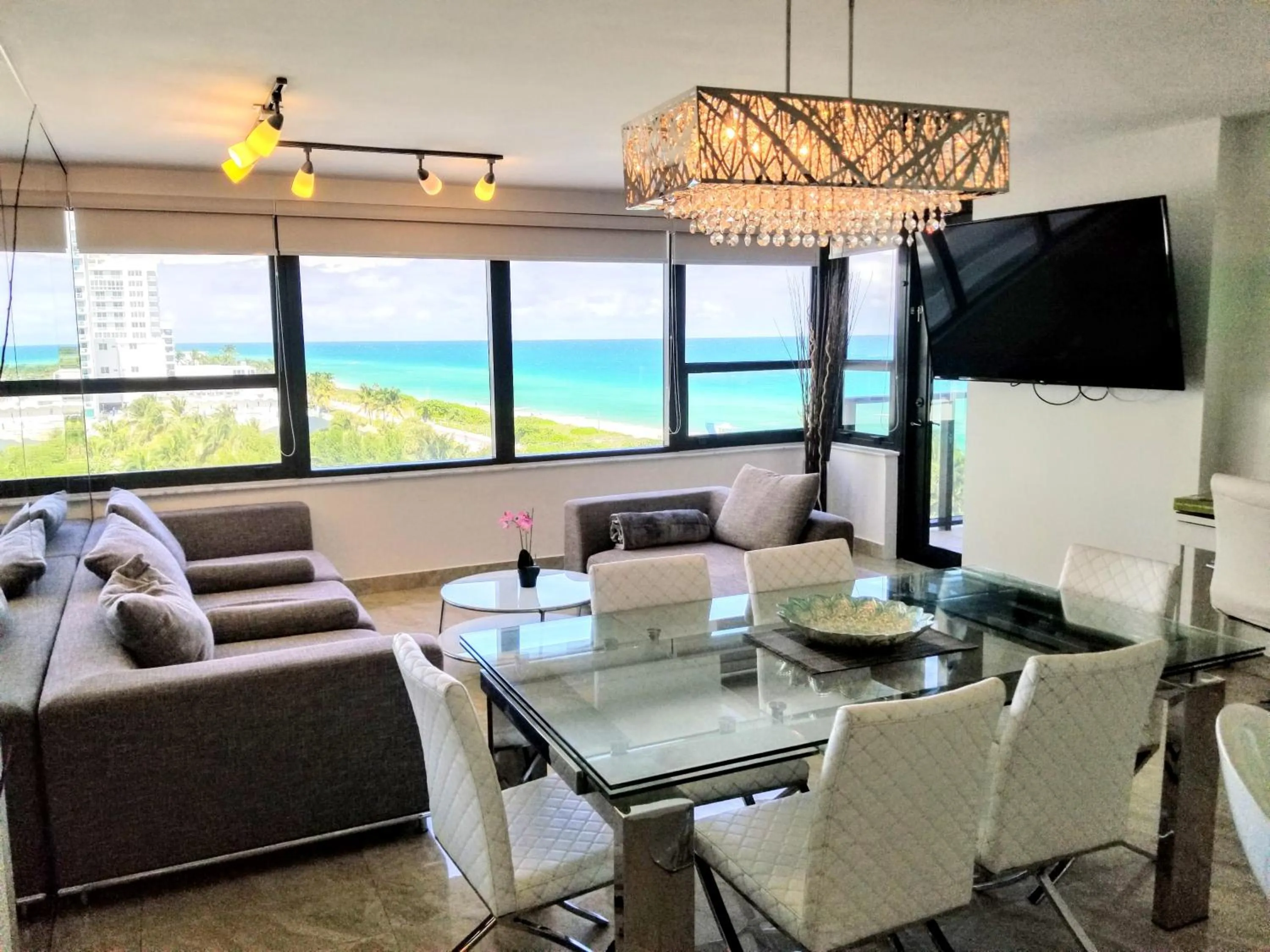 Deluxe Beach Resort - HORA RENTALS