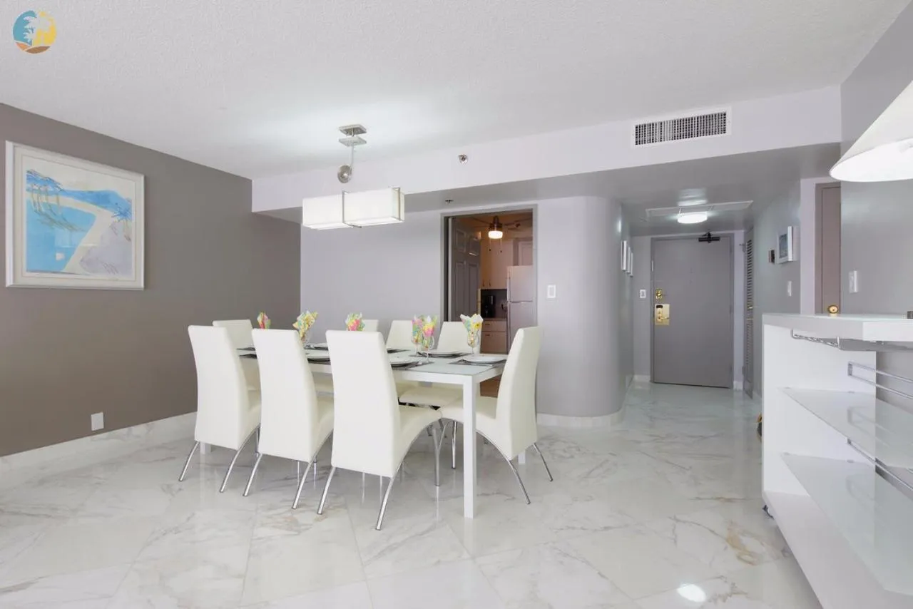 Deluxe Beach Resort - HORA RENTALS