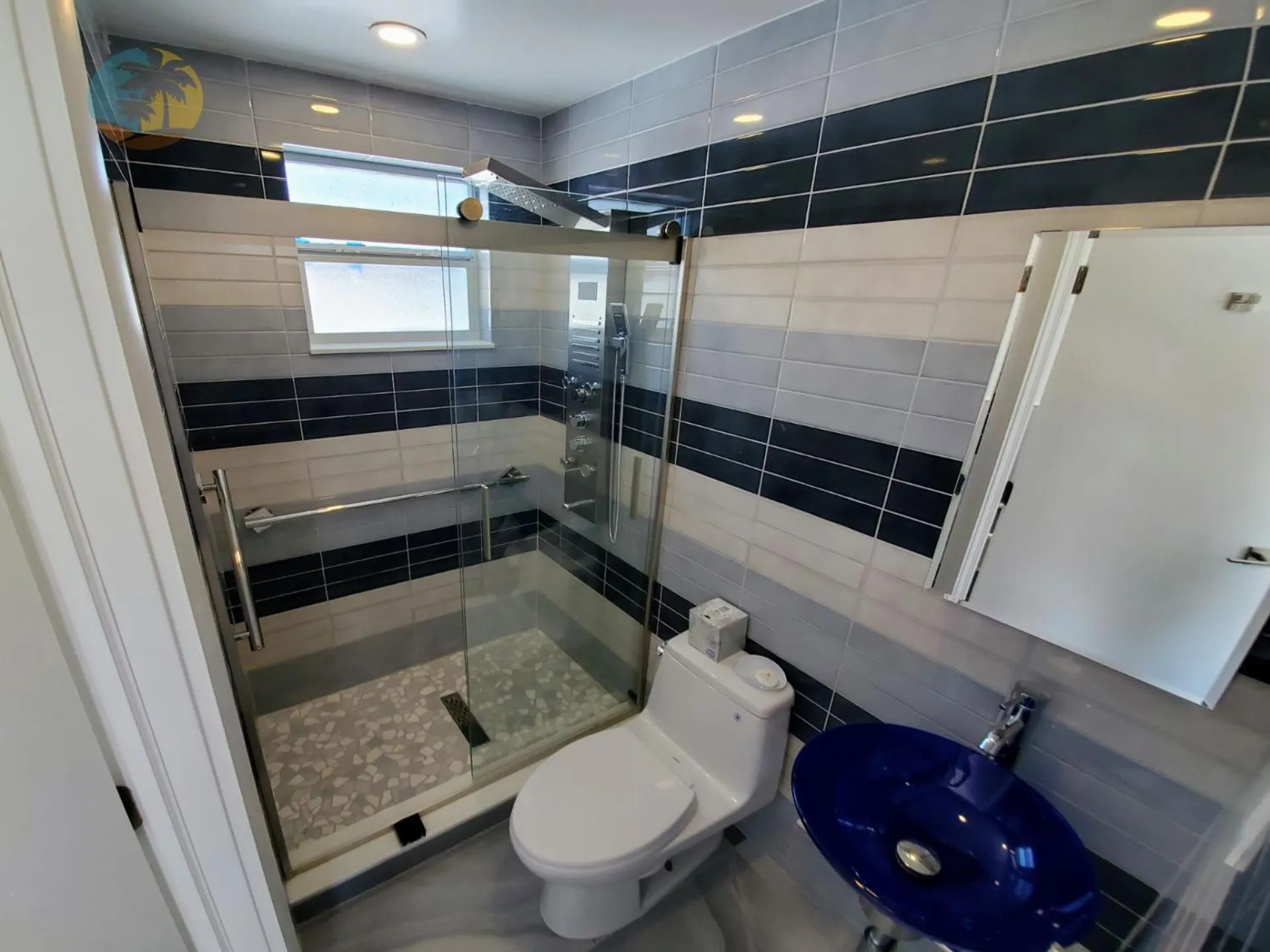 Deluxe Beach Resort - HORA RENTALS