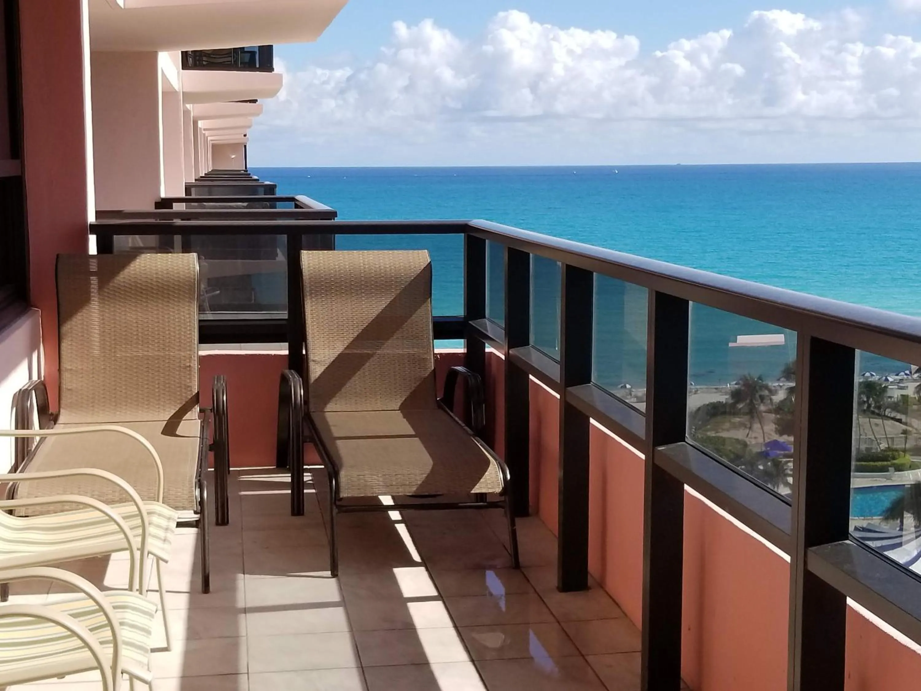 Deluxe Beach Resort - HORA RENTALS