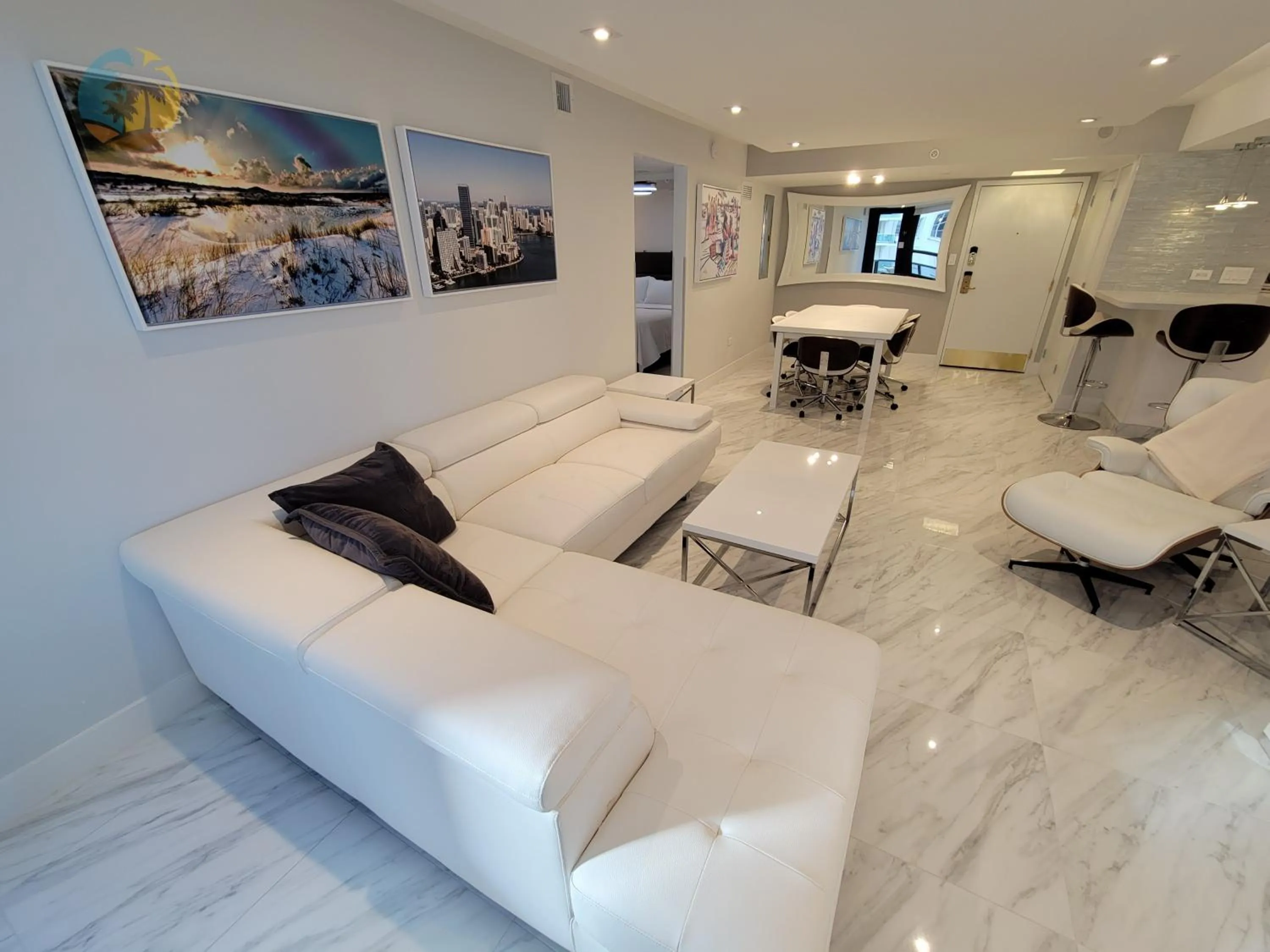 Deluxe Beach Resort - HORA RENTALS