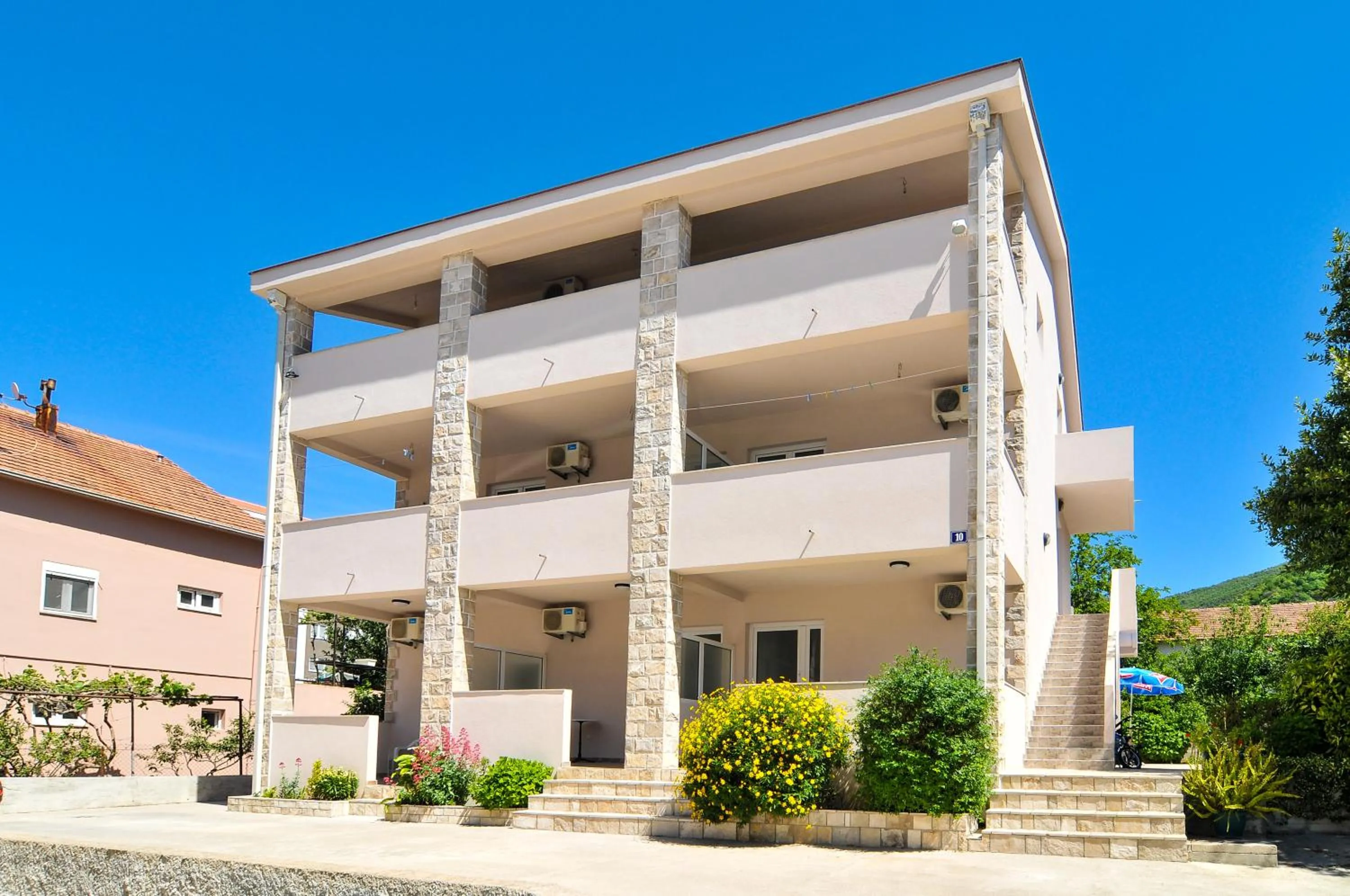 Facade/entrance in Apartments Samardžić