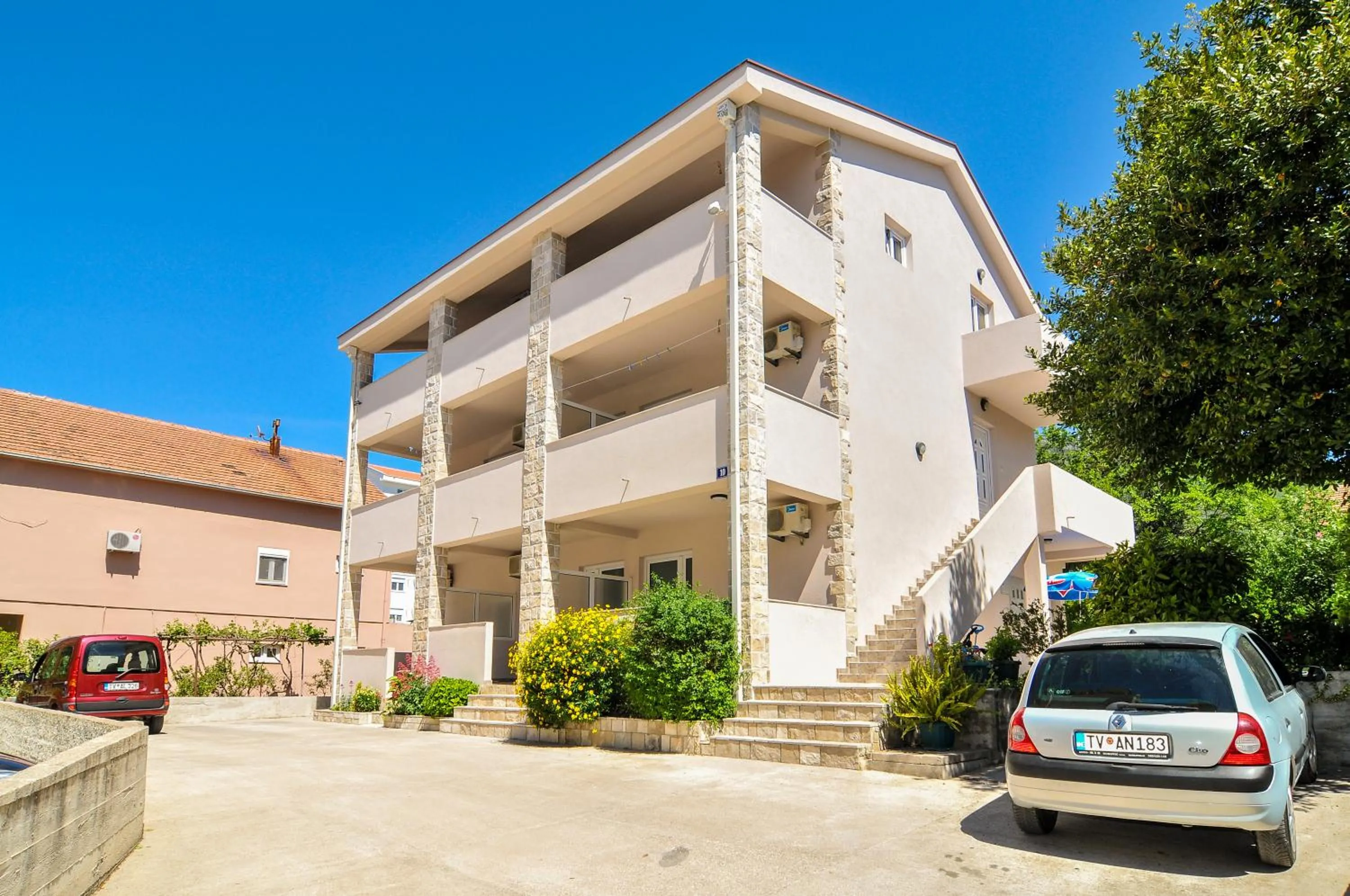 Facade/entrance in Apartments Samardžić