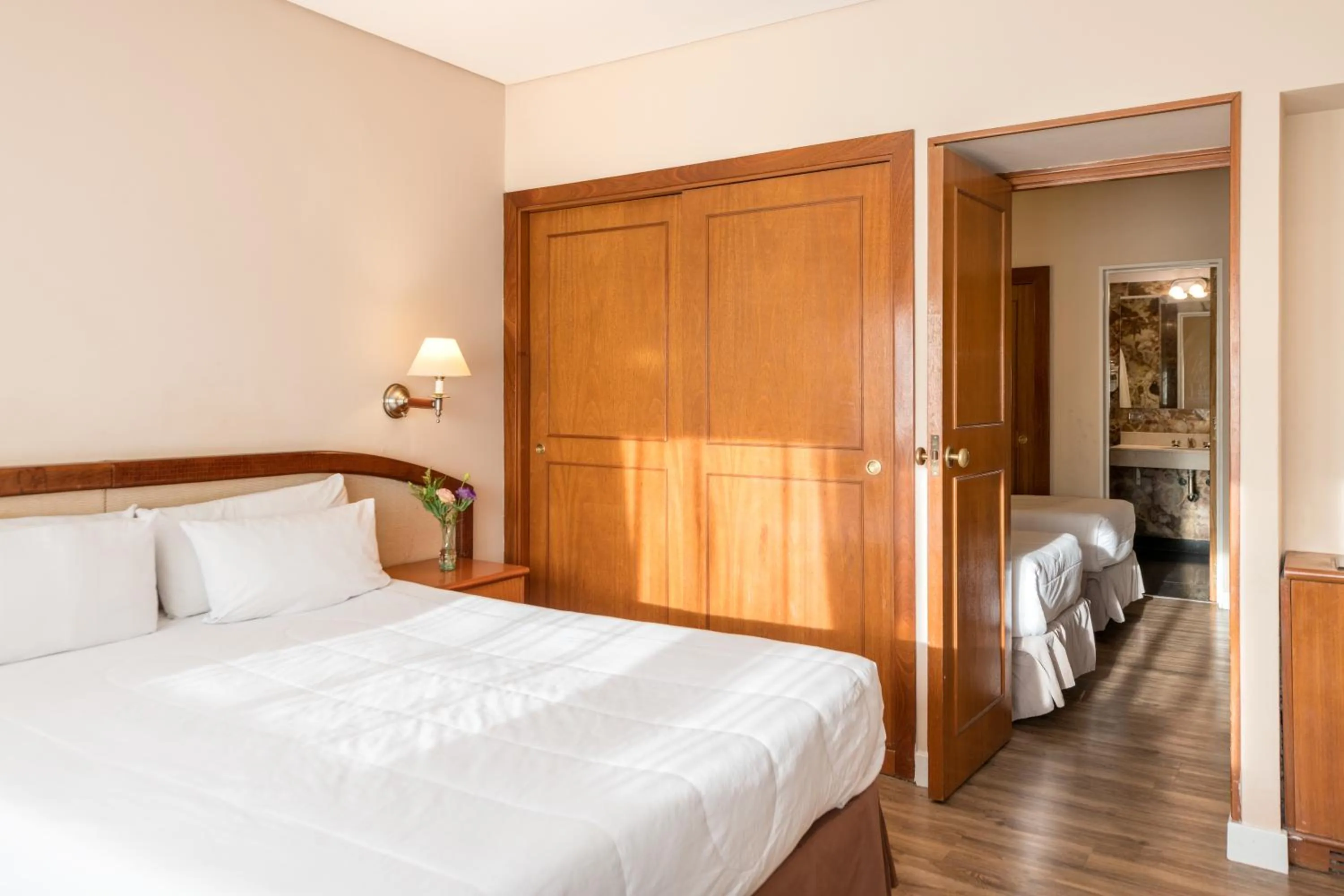 Property building, Bed in Exe Hotel Colón