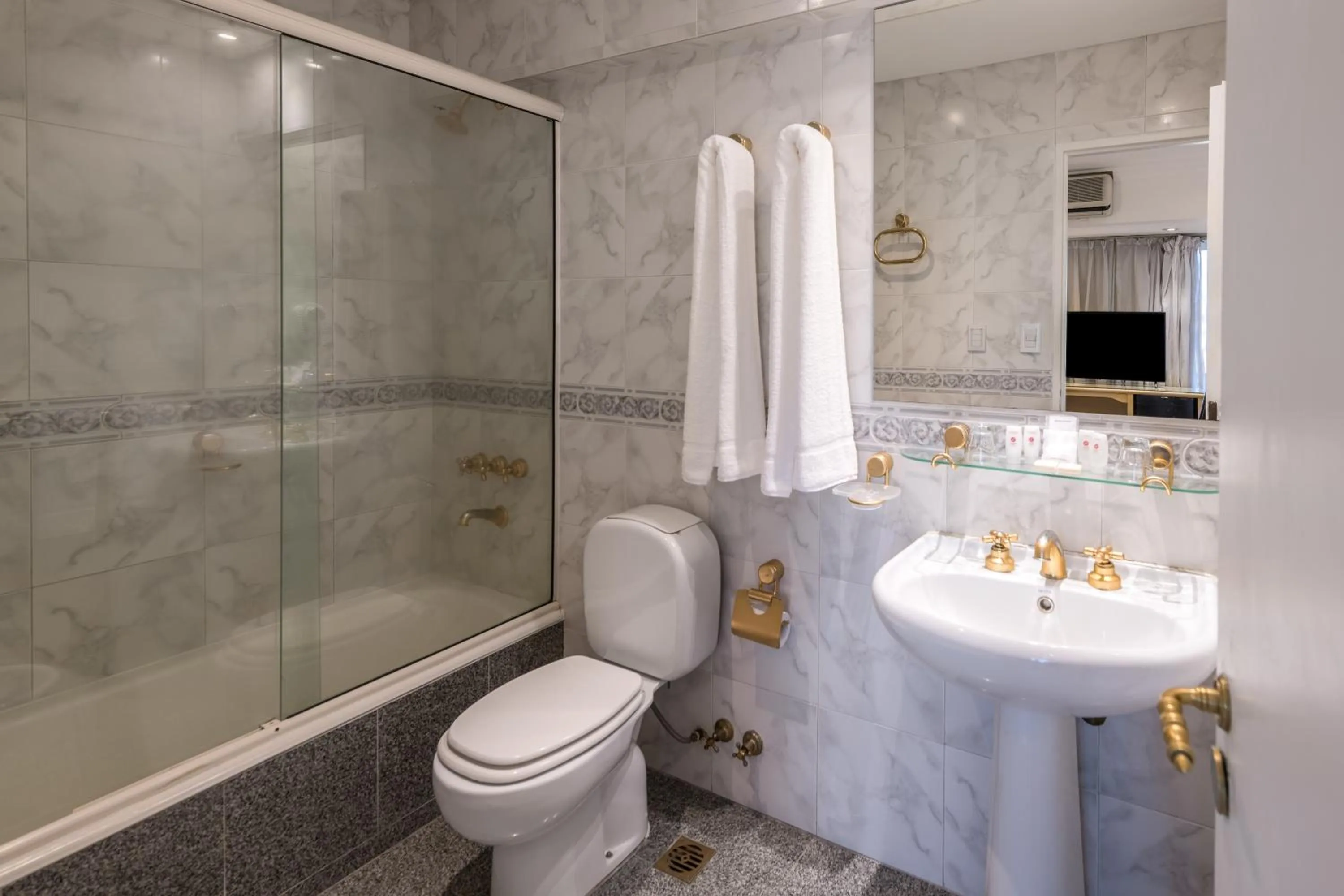 Toilet in Exe Hotel Colón