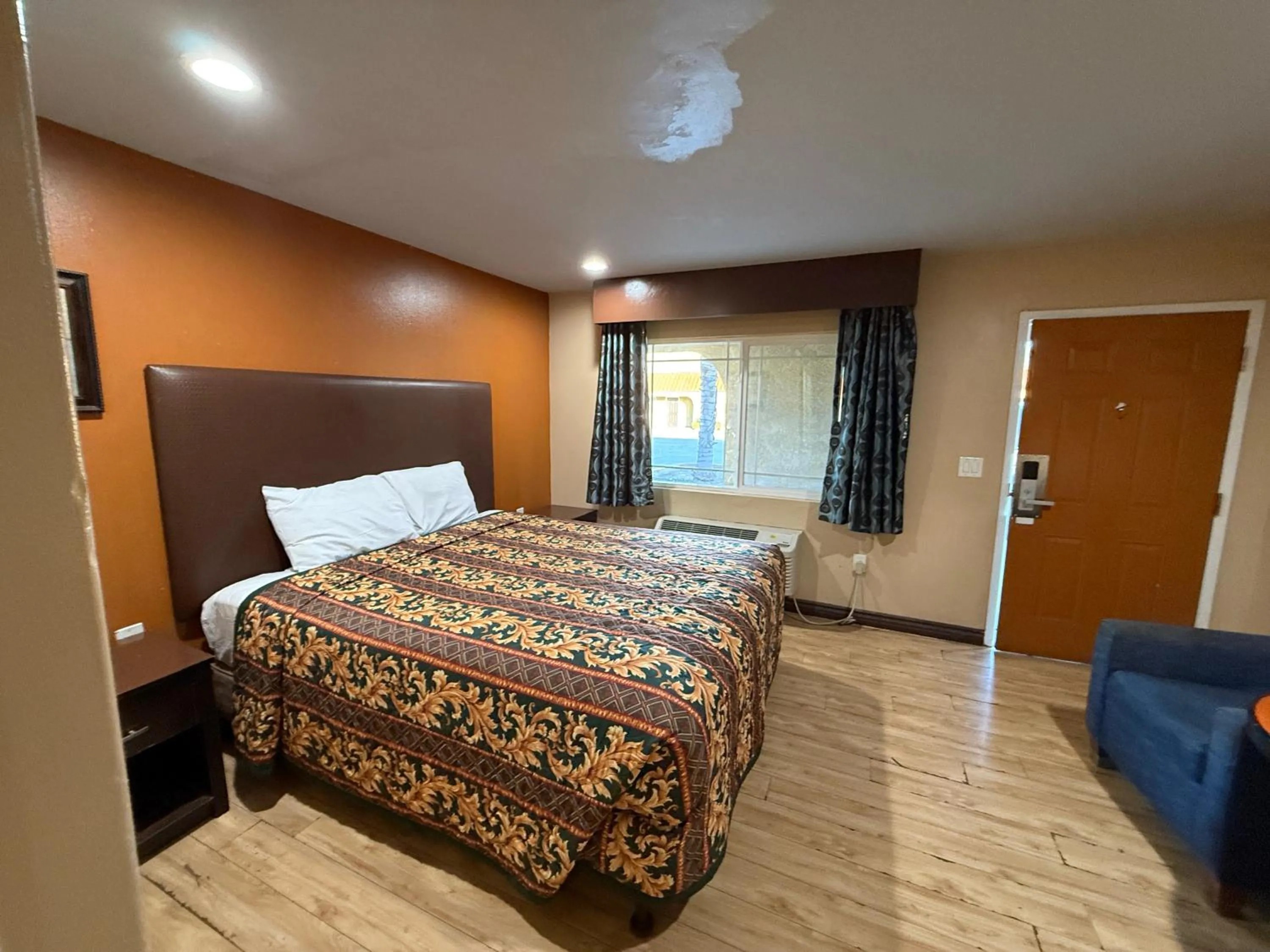 Bedroom, Bed in Rocky Inn Motel Long Beach, CA