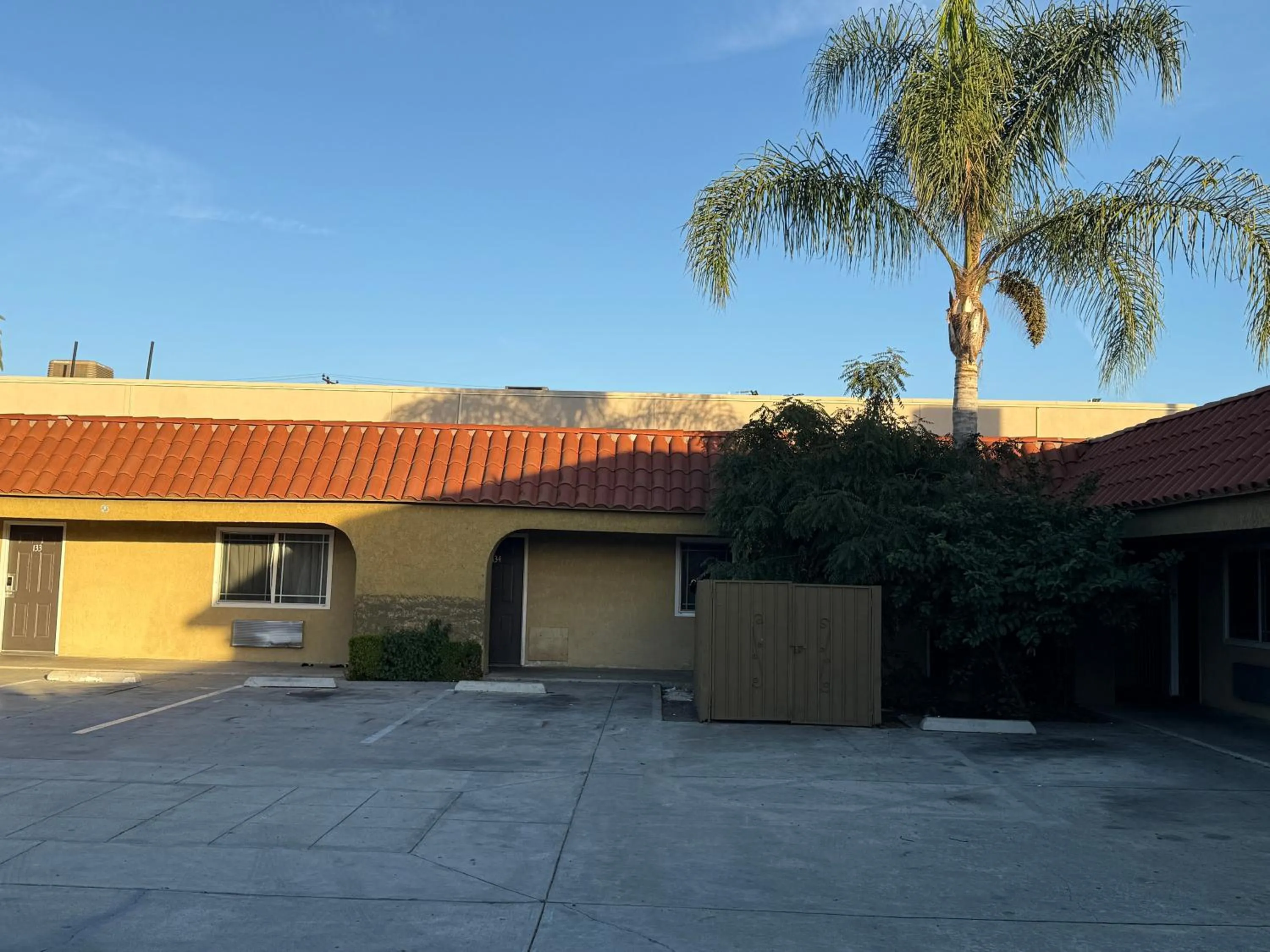 Property building in Rocky Inn Motel Long Beach, CA