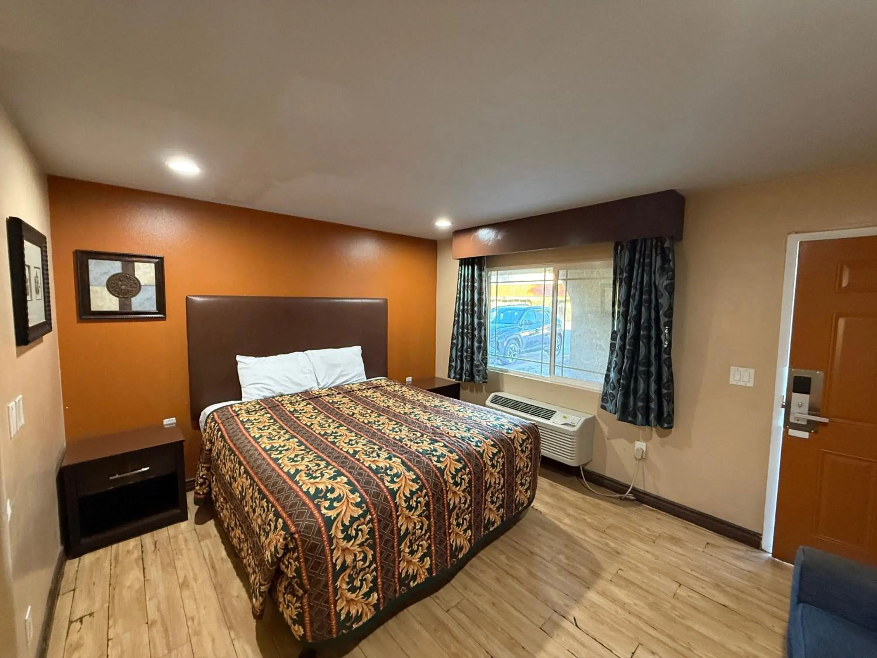 King Bed Smoking in Rocky Inn Motel Long Beach, CA King Bed Smoking in Rocky Inn Motel Long Beach, CA